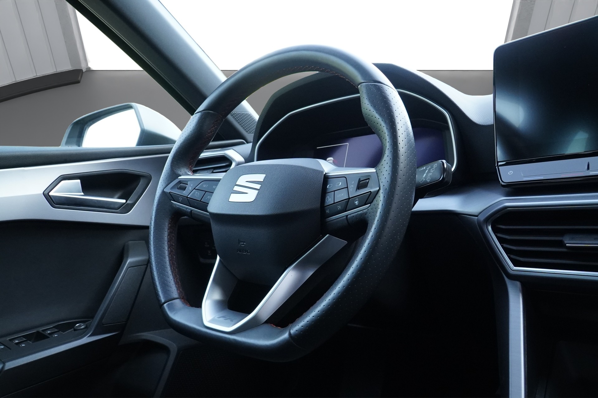 SEAT Leon ST 1.5 eTSI mHEV DSG HOLA FR *CH Fahrzeug & AHK*-image-13