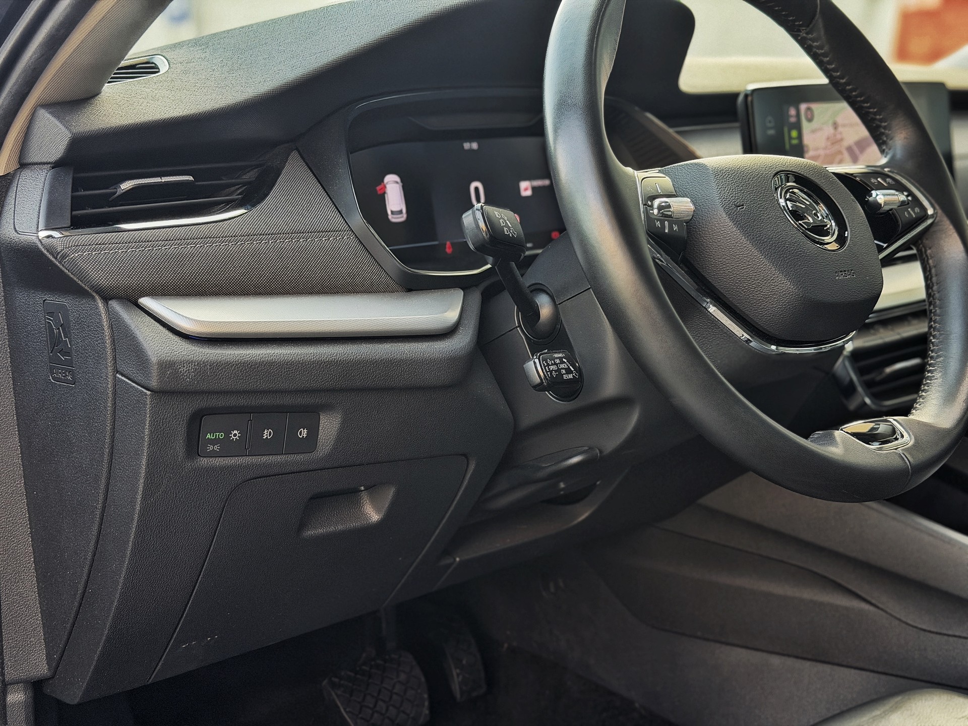SKODA Octavia Combi 2.0 TDI DSG Style 4x4-image-13
