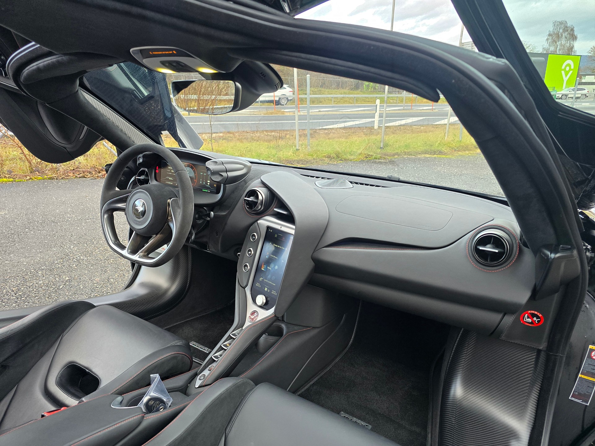 McLAREN 750S-image-13