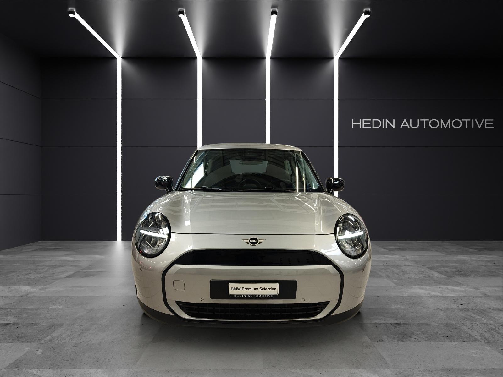 MINI J01 Cooper E Attraktiven Leasingzinssatz ab 0.9 % bei Abschluss einer BMW Fahrzeugversicherung.-showroom-element-2
