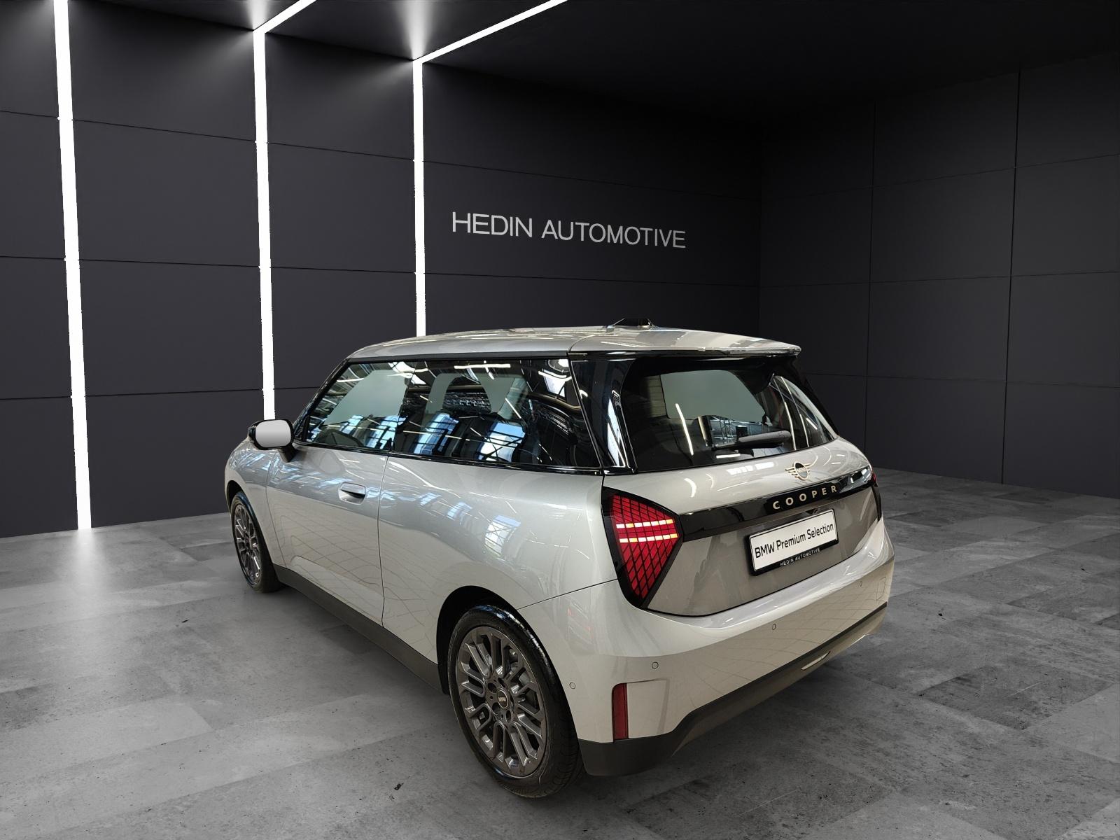 MINI J01 Cooper E Attraktiven Leasingzinssatz ab 0.9 % bei Abschluss einer BMW Fahrzeugversicherung.-showroom-element-3