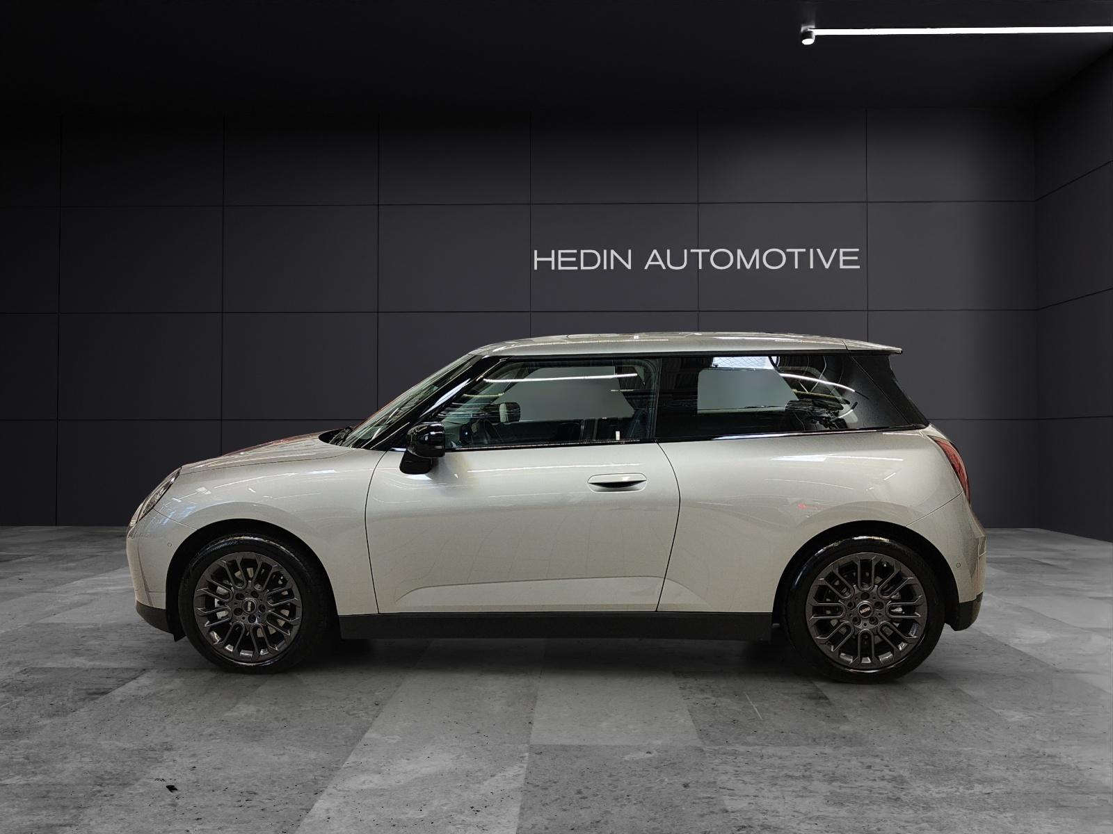 MINI J01 Cooper E Attraktiven Leasingzinssatz ab 0.9 % bei Abschluss einer BMW Fahrzeugversicherung.-showroom-element-1