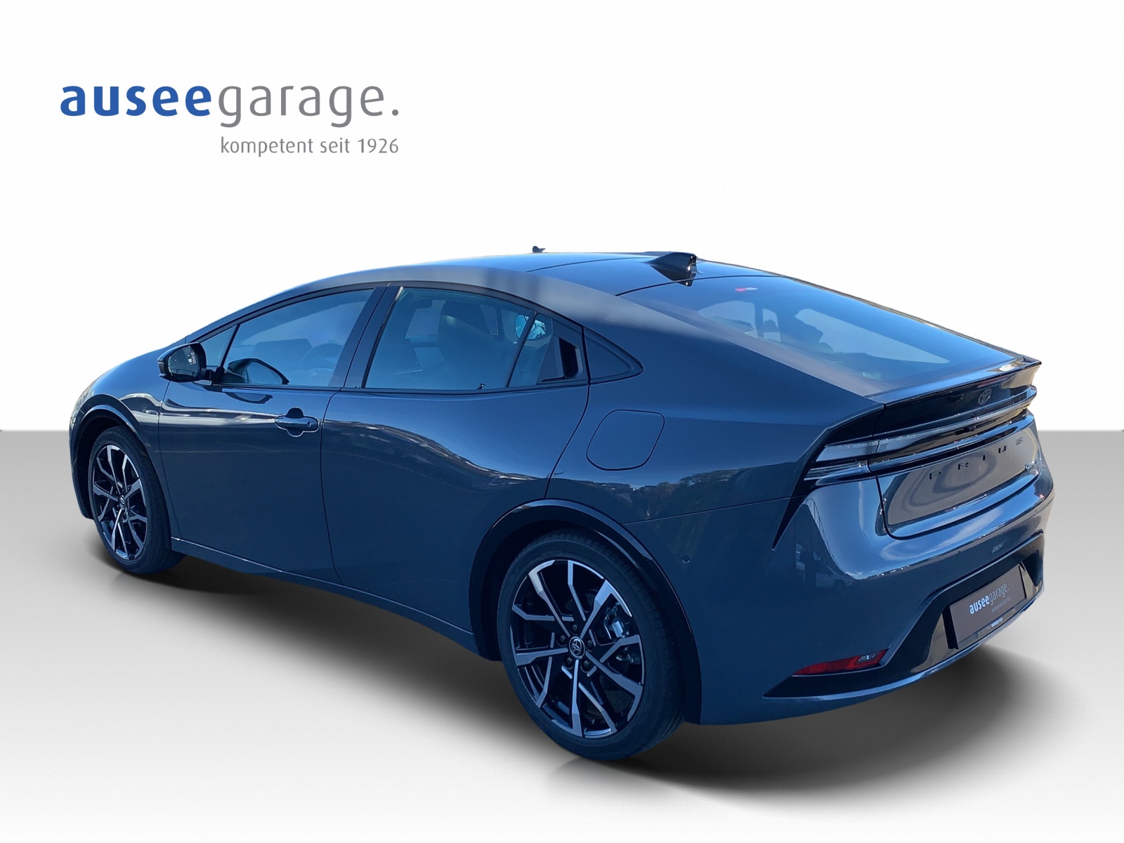 TOYOTA Prius 2.0 Plug-In-Hybrid Premium-showroom-element-2