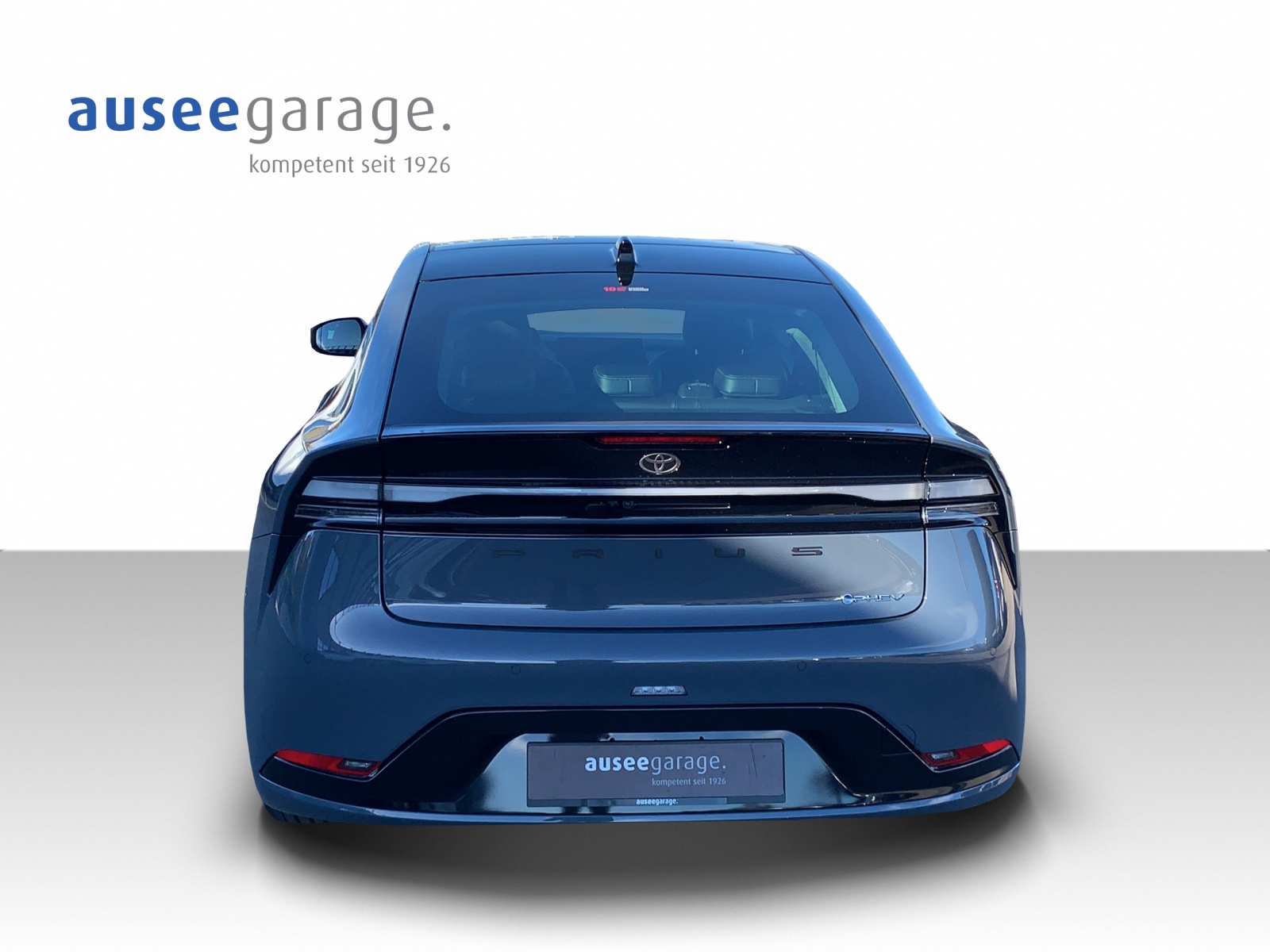 TOYOTA Prius 2.0 Plug-In-Hybrid Premium-showroom-element-3
