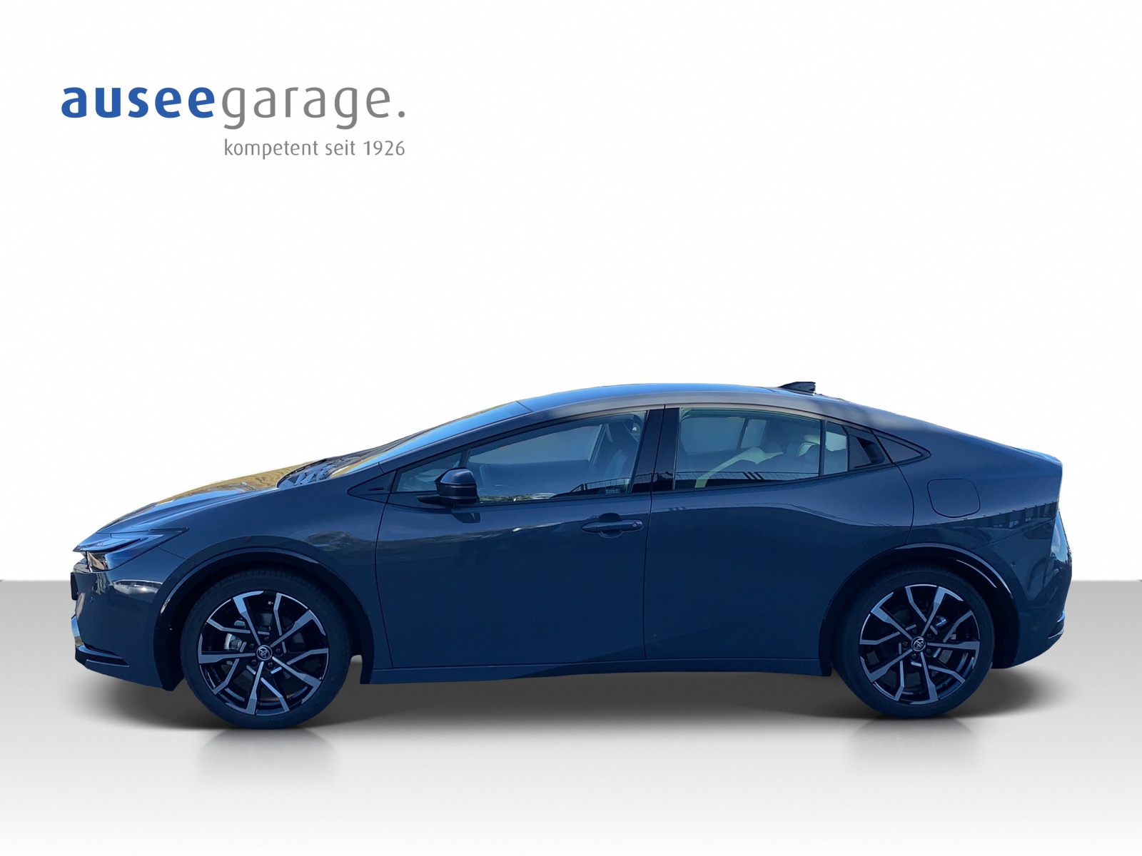 TOYOTA Prius 2.0 Plug-In-Hybrid Premium-showroom-element-1
