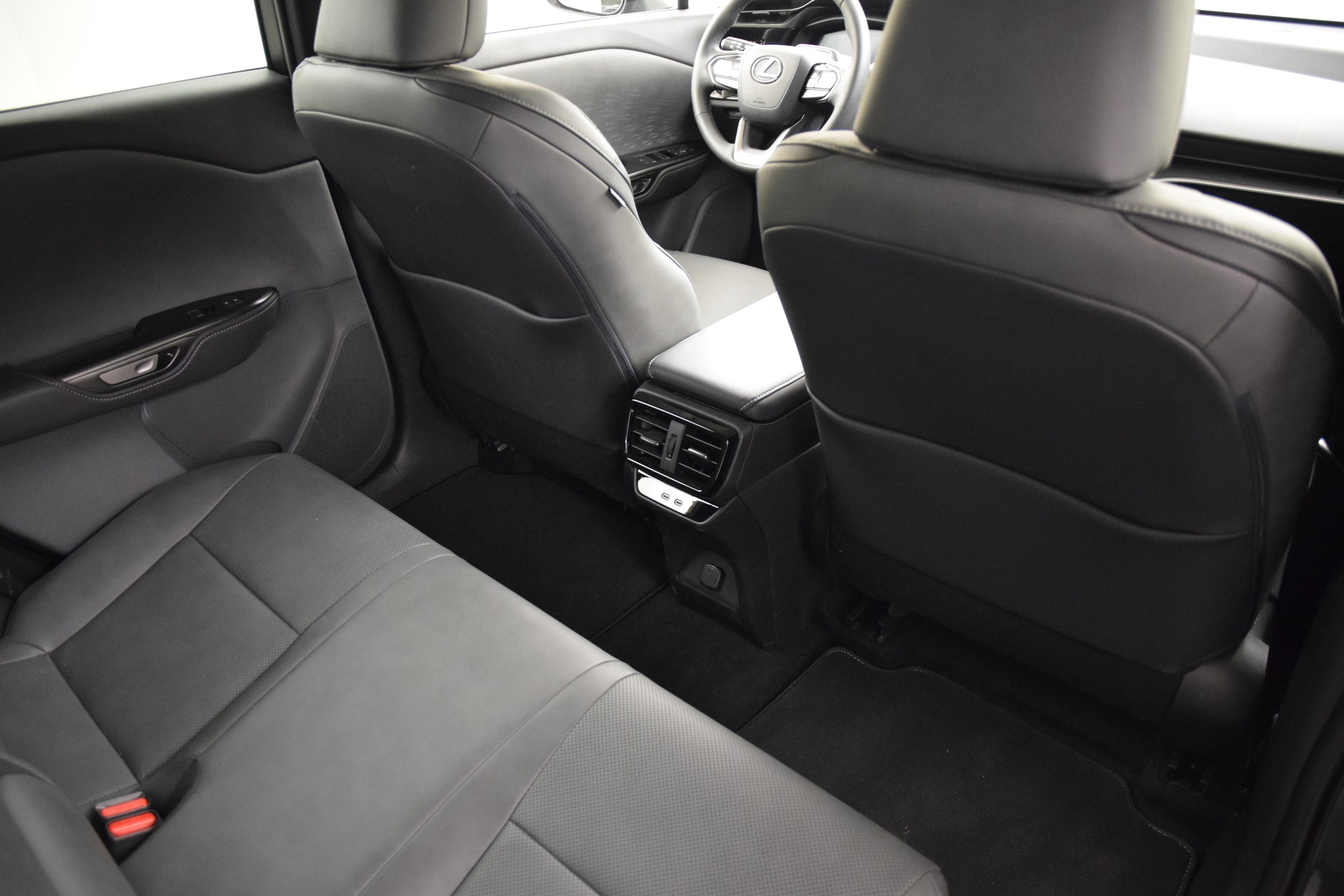 LEXUS RZ 450e Comfort-image-25