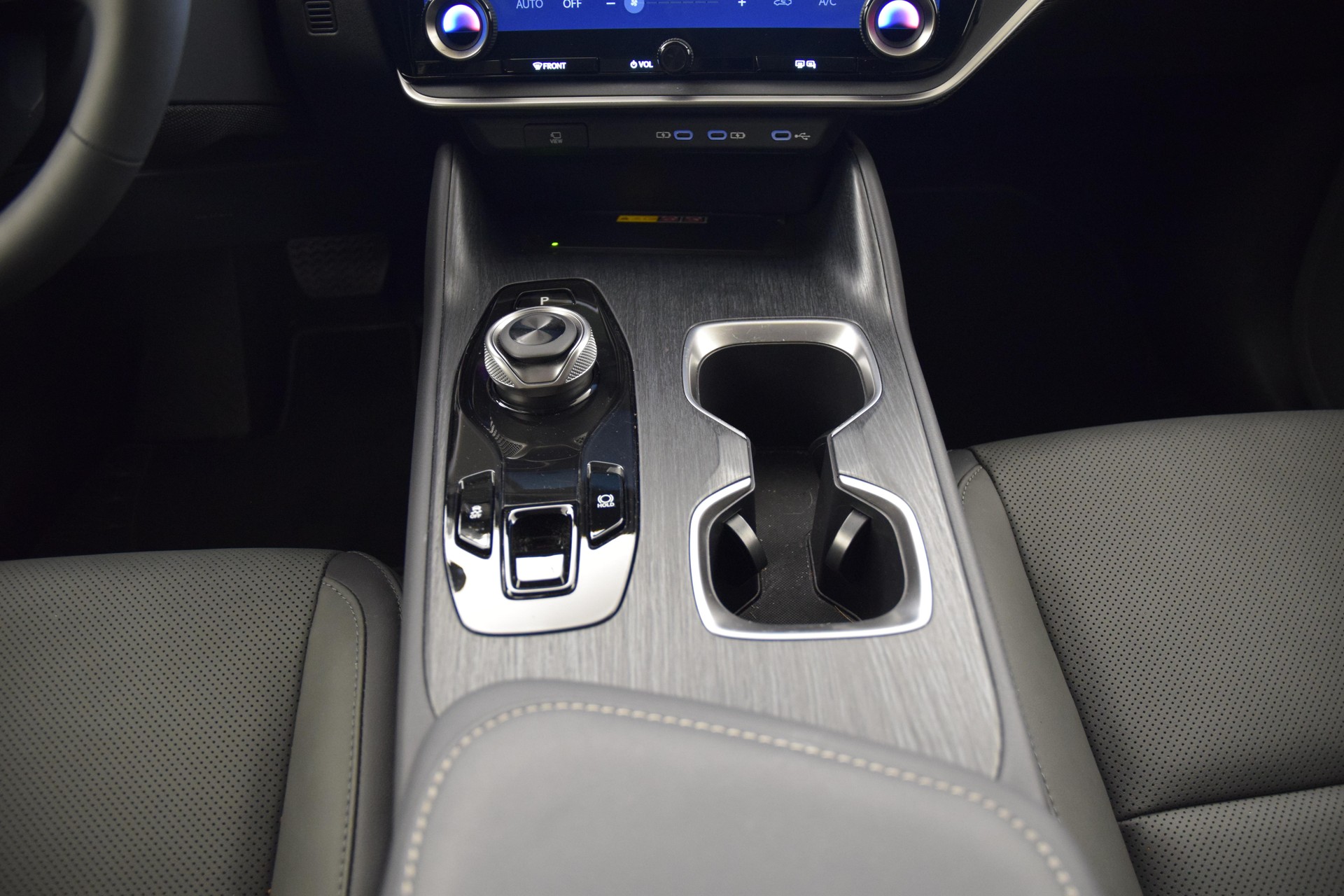 LEXUS RZ 450e Comfort-image-24