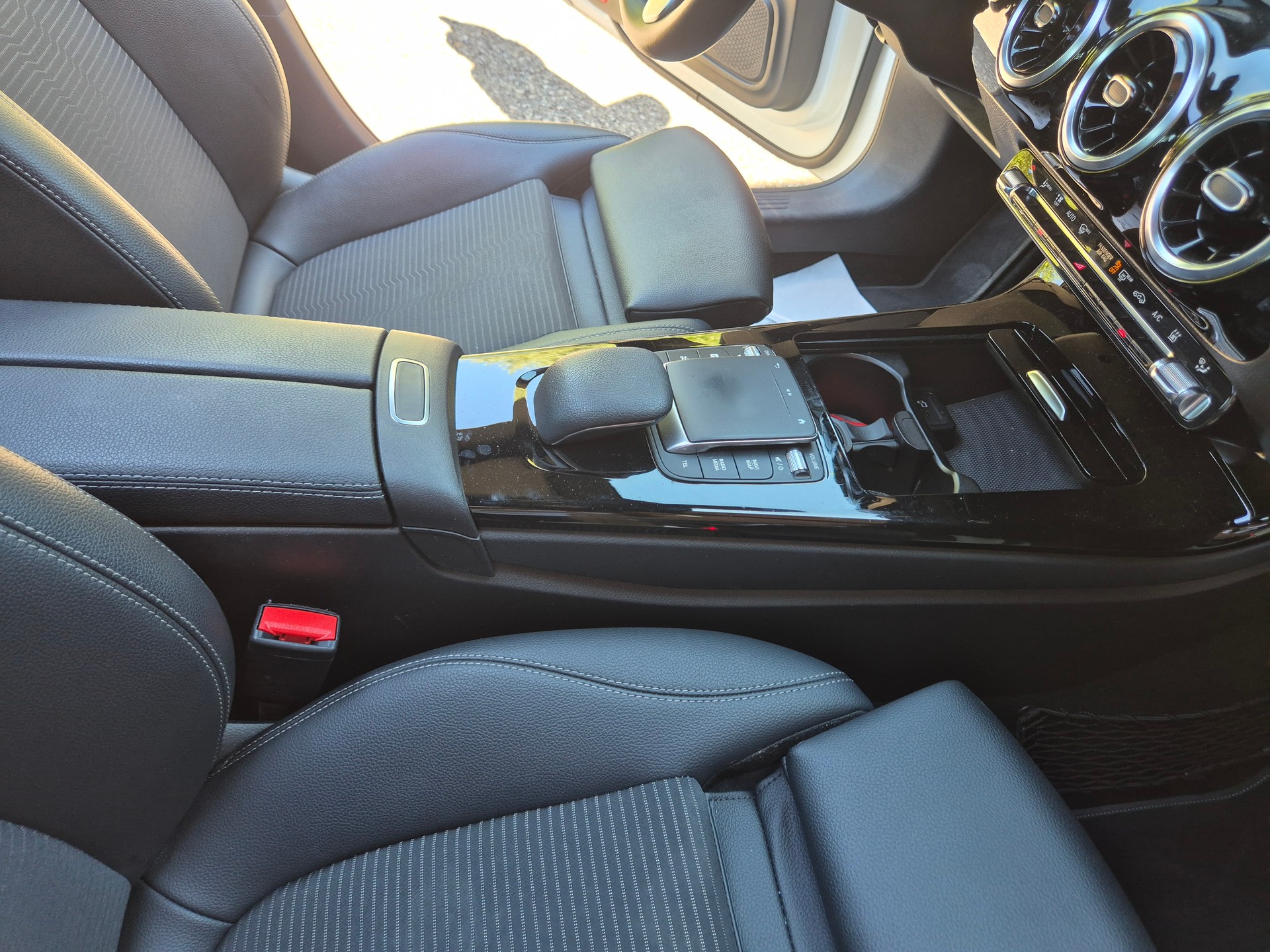 MERCEDES-BENZ CLA 250 4Matic AMG Line 7G-DCT-image-14