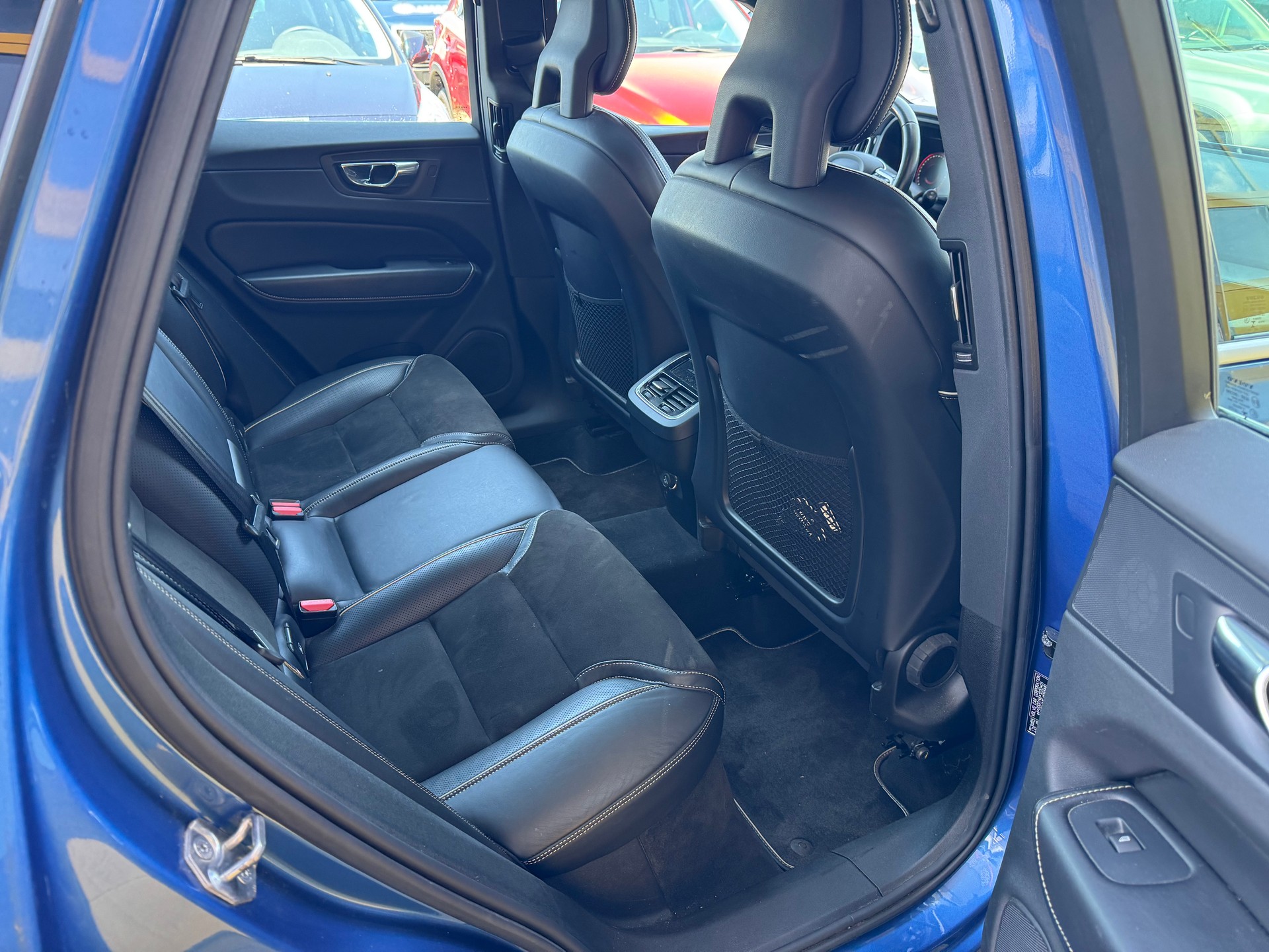 VOLVO XC60 D4 AWD R-Design Geartronic-image-11