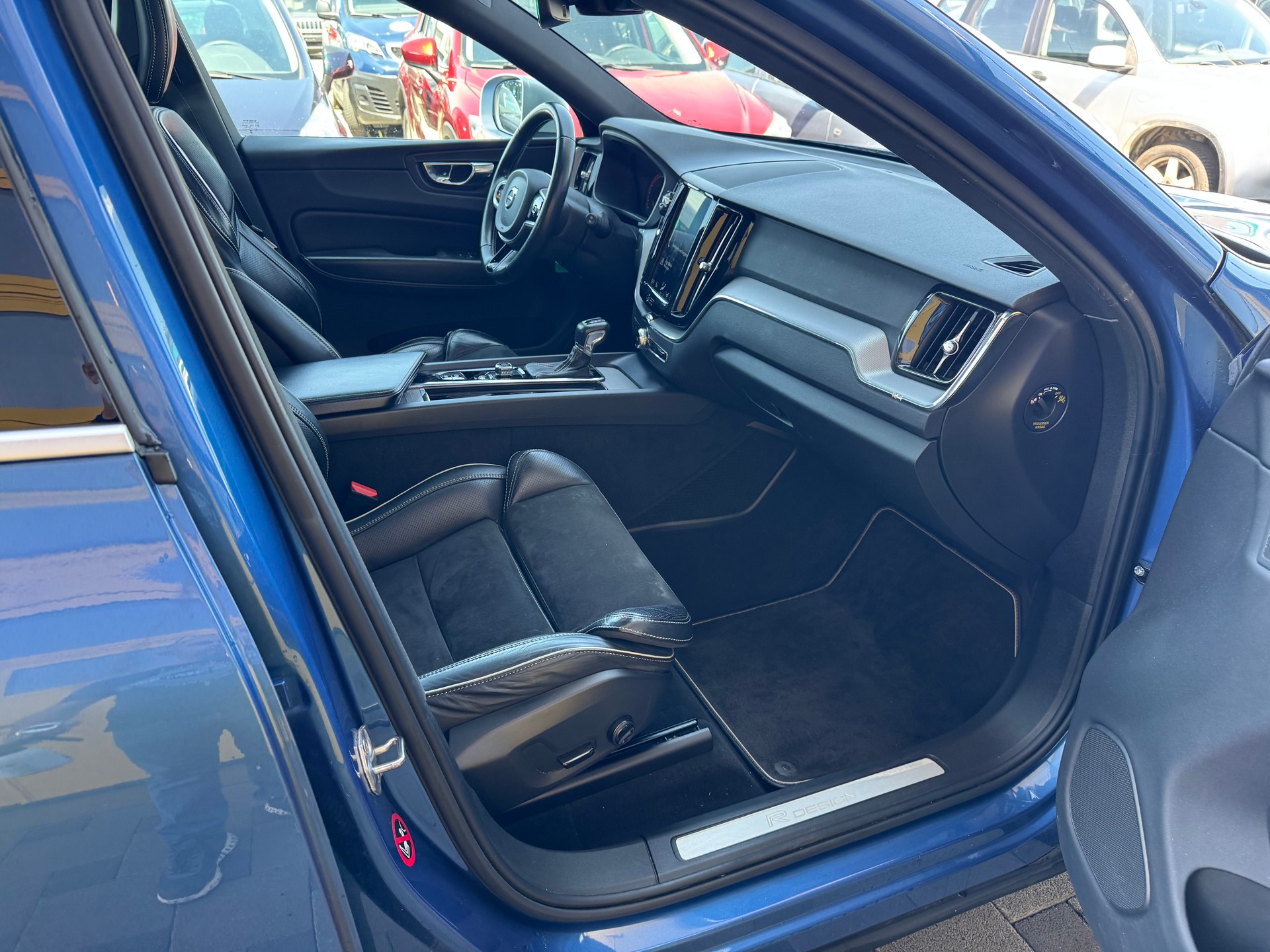 VOLVO XC60 D4 AWD R-Design Geartronic-image-12