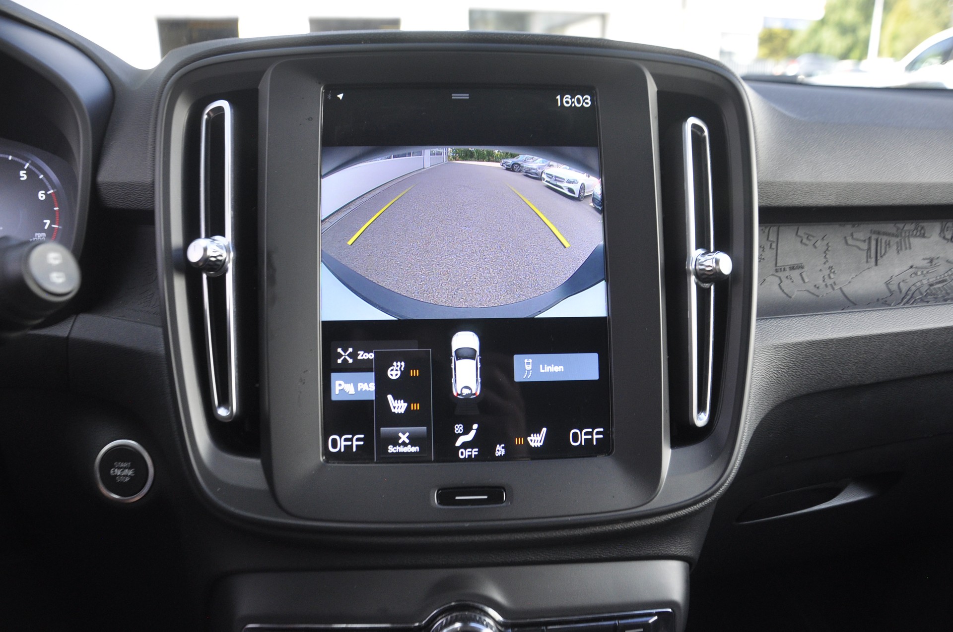 VOLVO XC40 T2 Momentum Light Geartronic-image-9