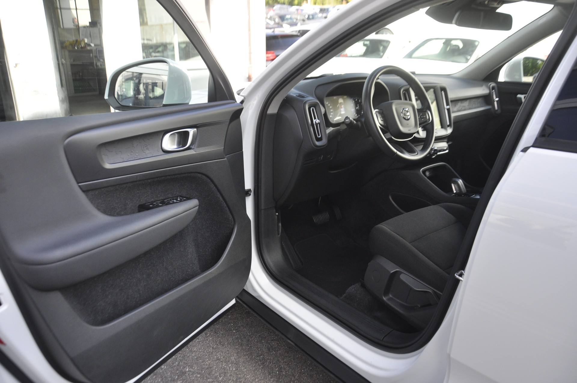 VOLVO XC40 T2 Momentum Light Geartronic-image-3