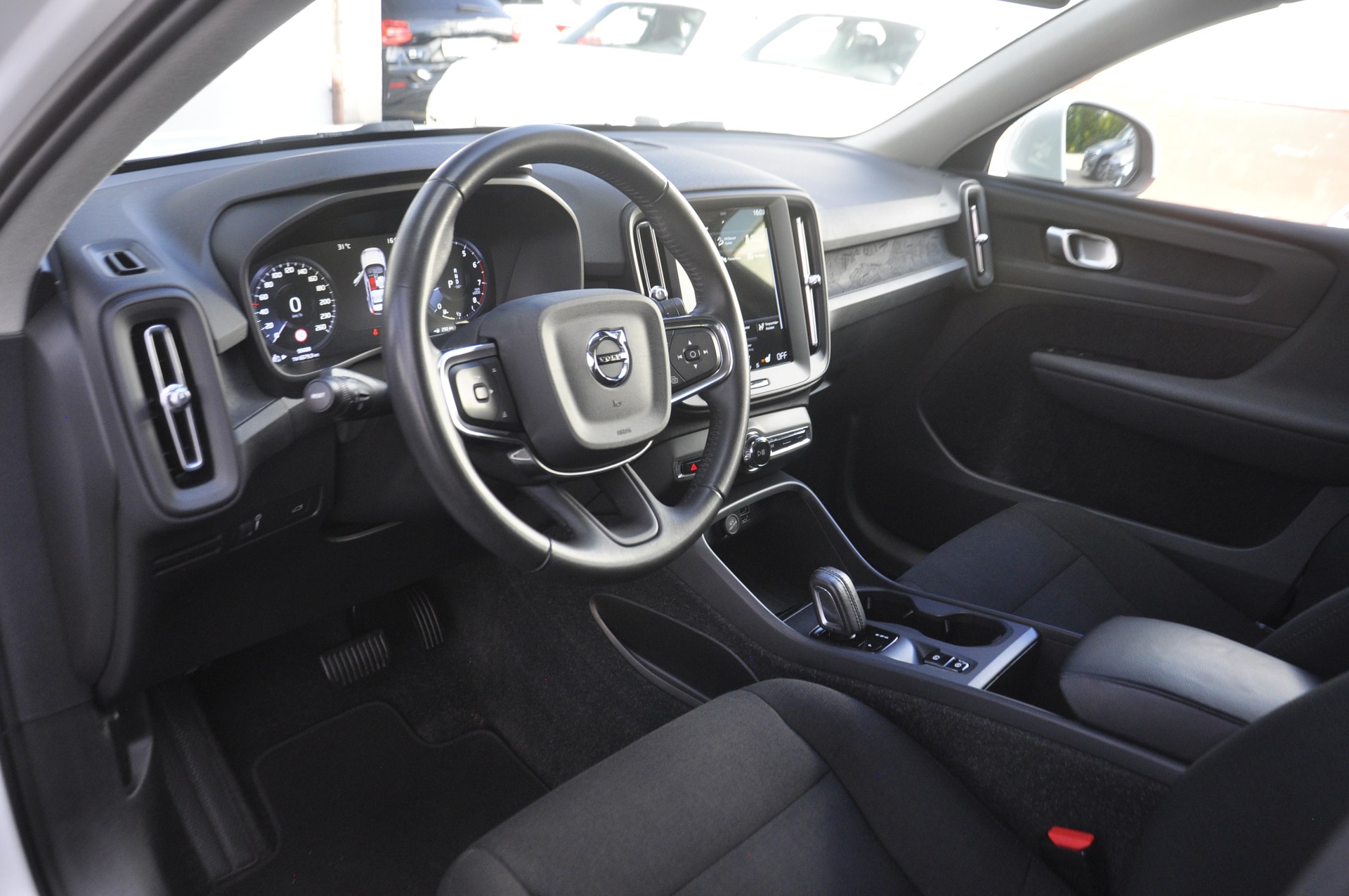 VOLVO XC40 T2 Momentum Light Geartronic-image-4