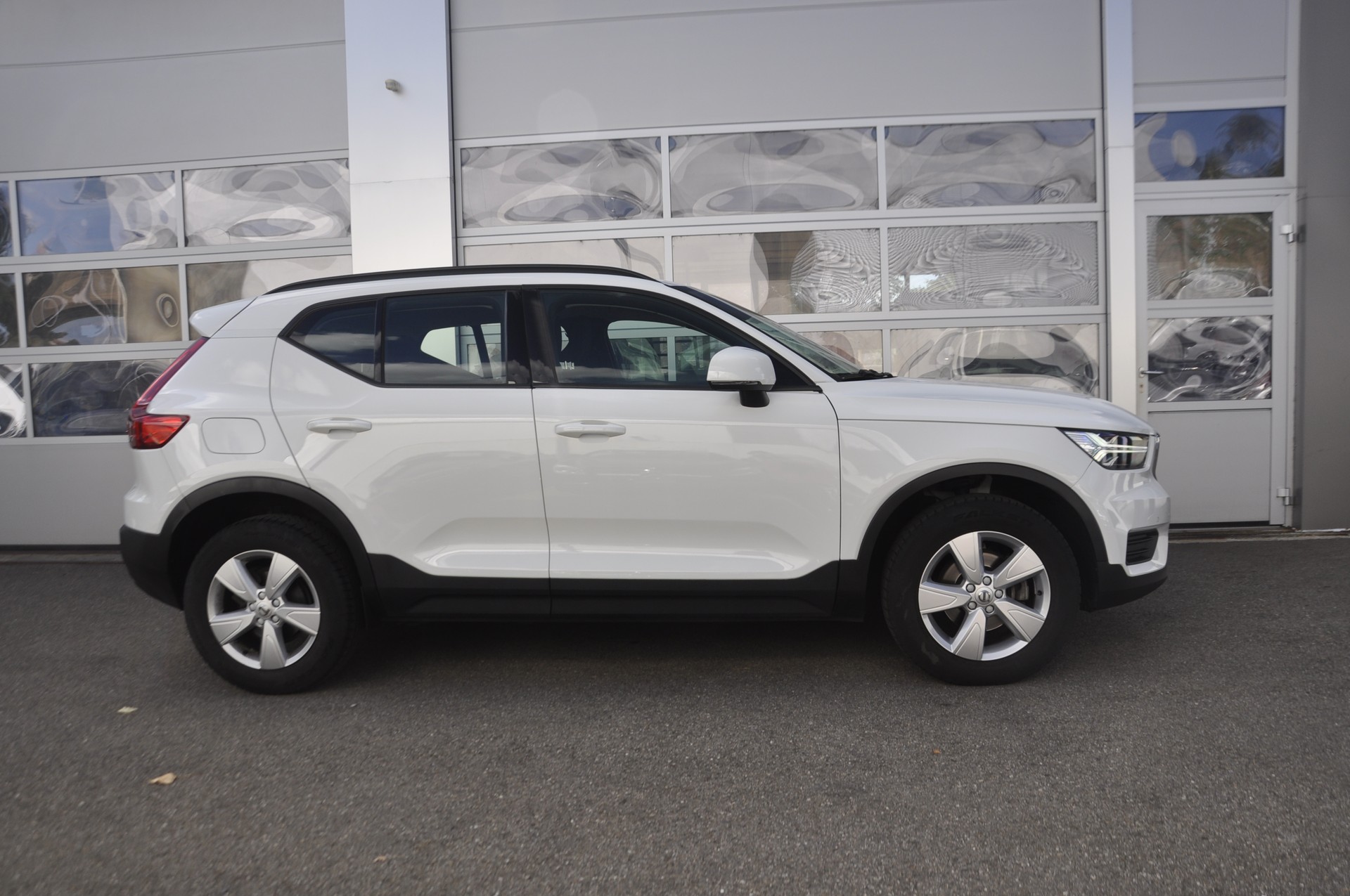 VOLVO XC40 T2 Momentum Light Geartronic-image-1