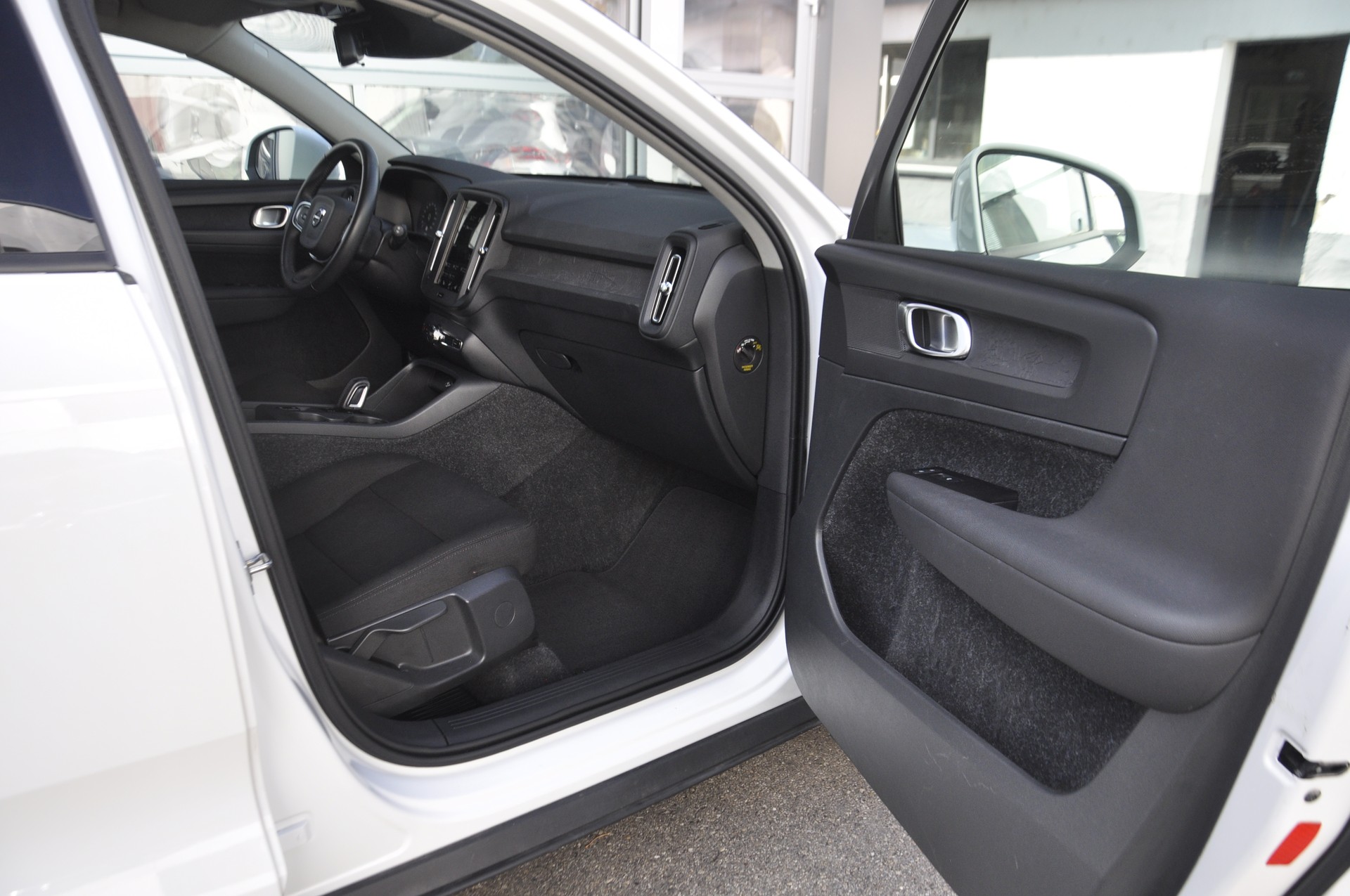 VOLVO XC40 T2 Momentum Light Geartronic-image-6