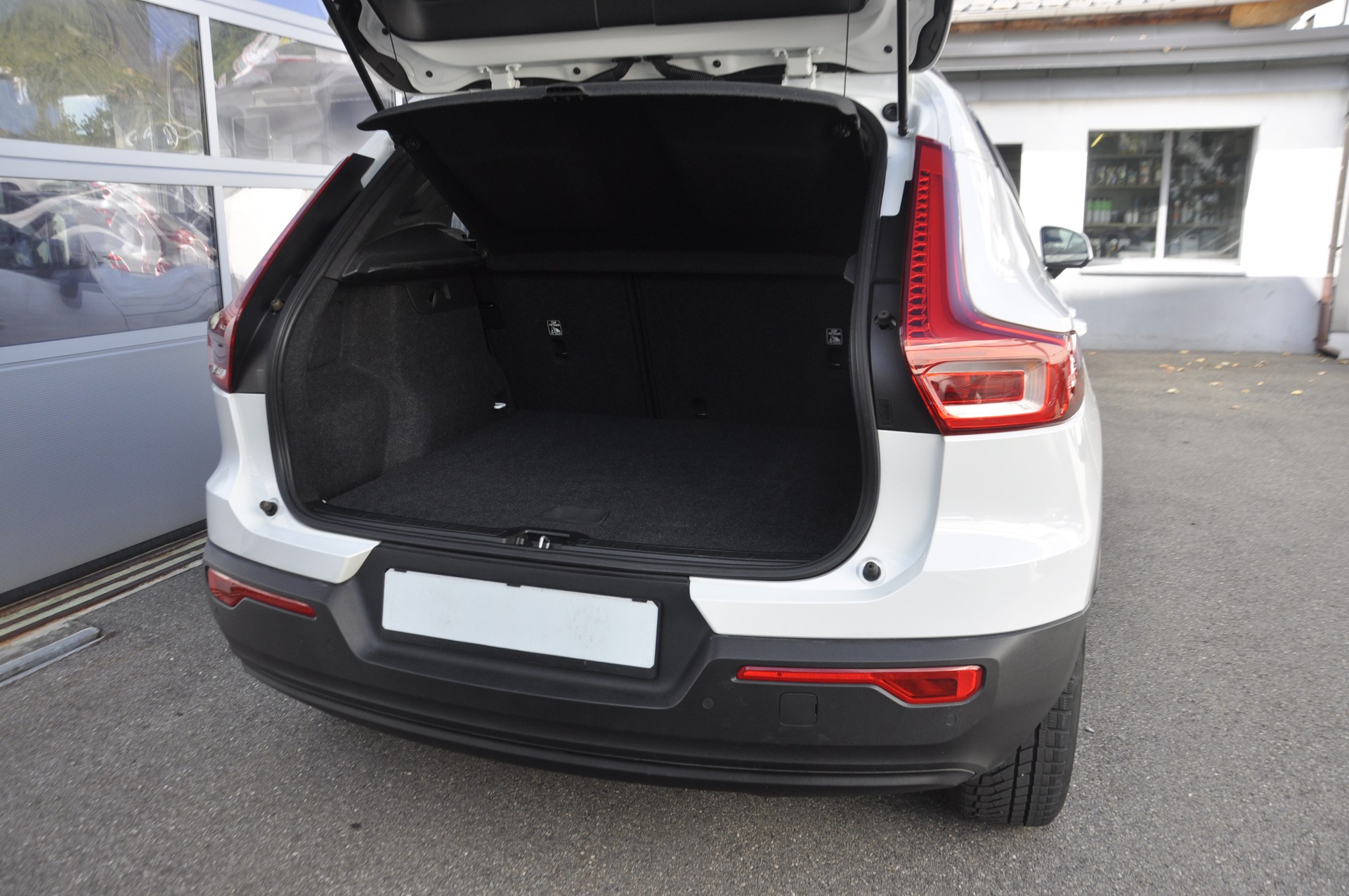 VOLVO XC40 T2 Momentum Light Geartronic-image-13
