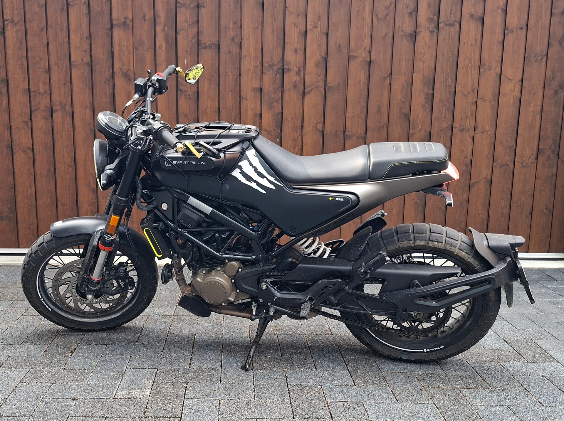 HUSQVARNA Svartpilen 801
