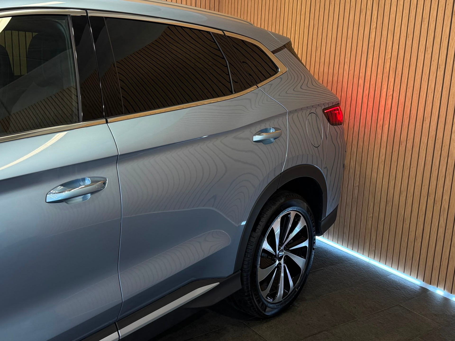 BYD Seal U DM-i Design AWD *Tian Qing*-showroom-element-3