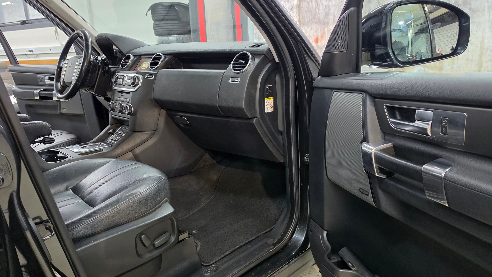 LAND ROVER Discovery 3.0 SDV6 HSE Automatic-image-25