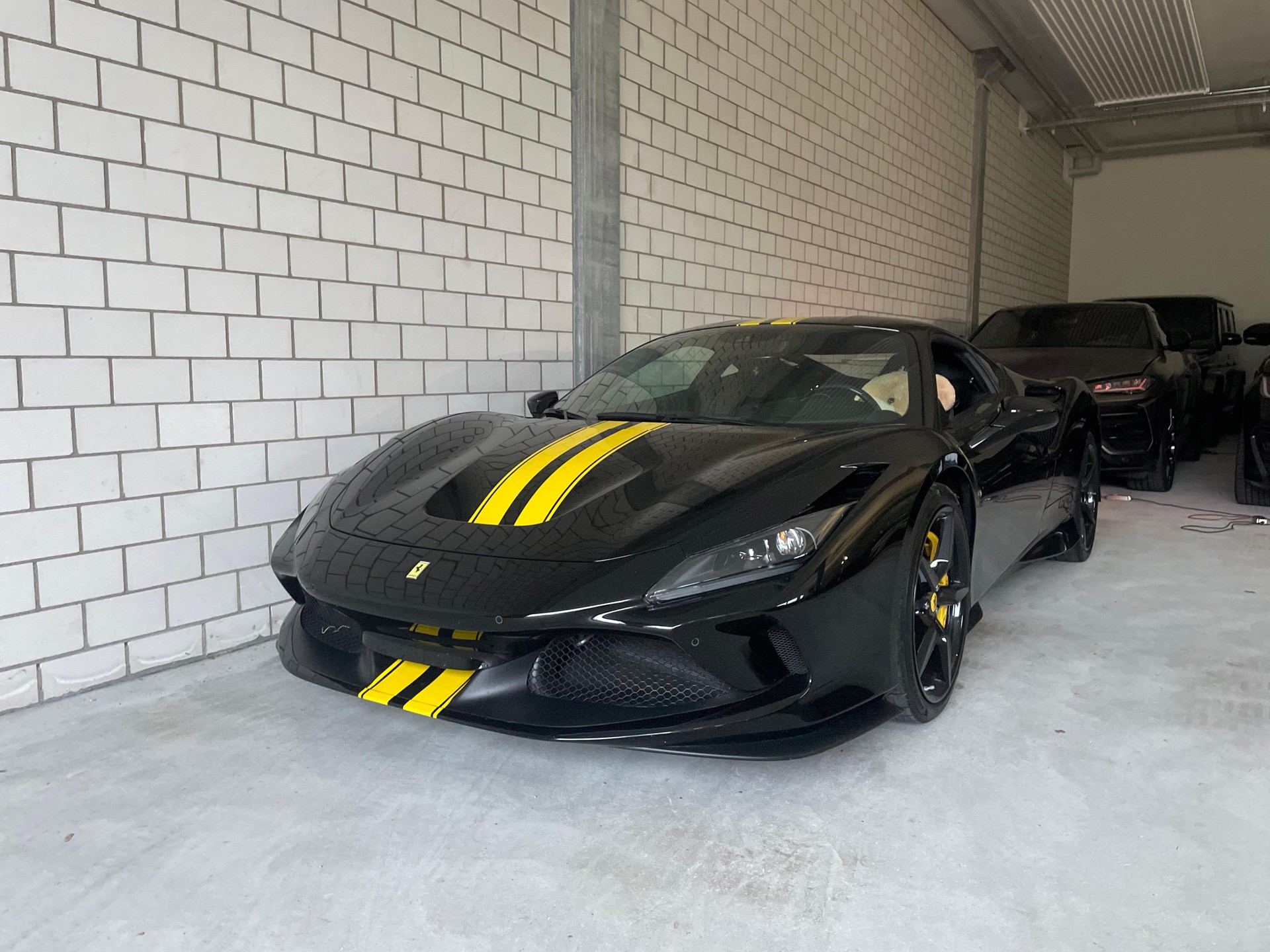 FERRARI F8 Tributo-showroom-element-1