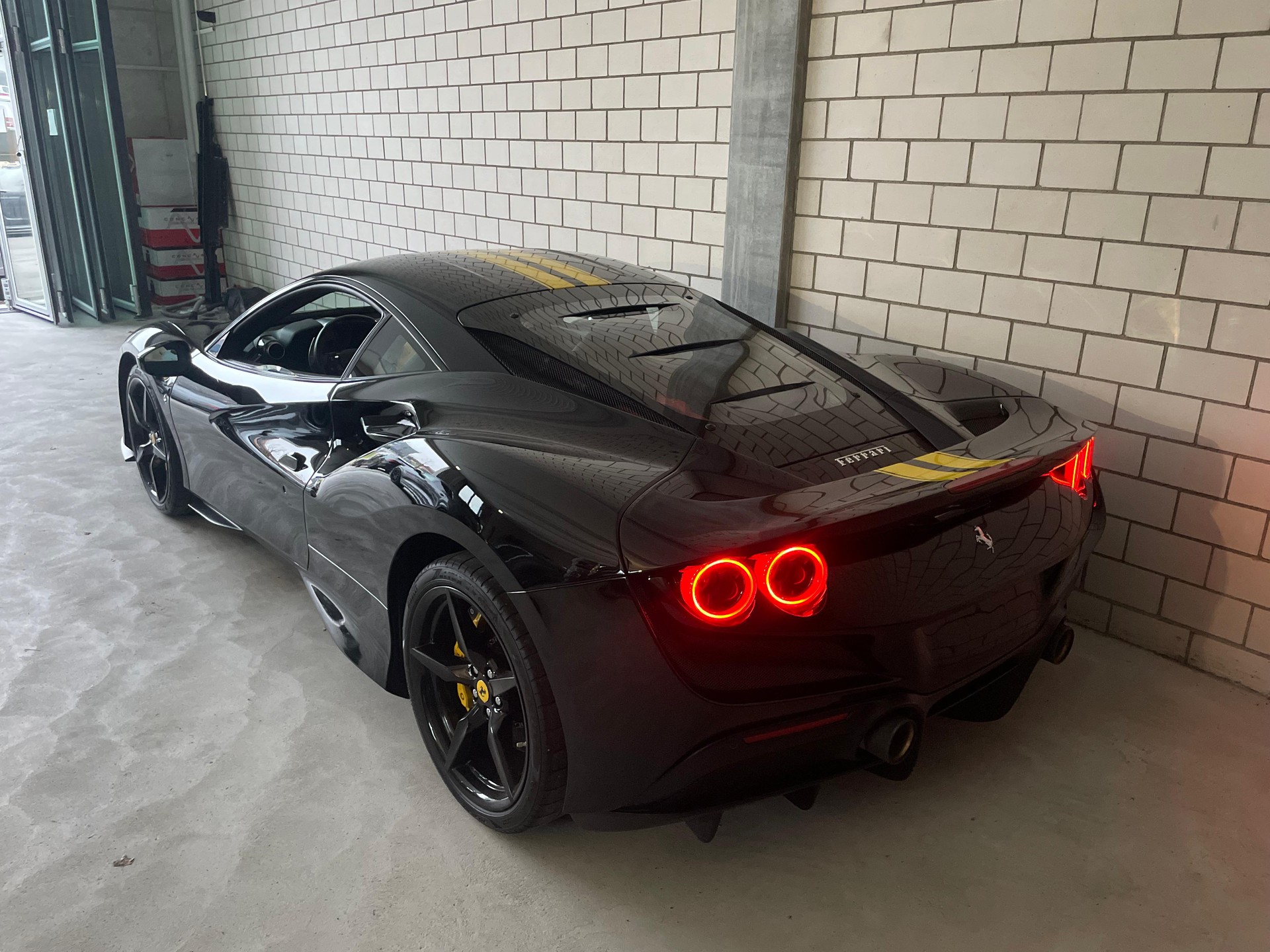FERRARI F8 Tributo-showroom-element-3