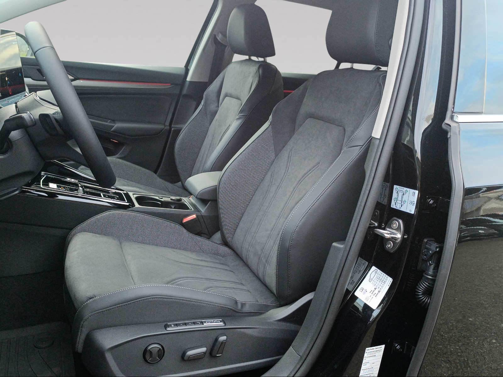 VW Golf 1.5 TSI PHEV Style-image-7