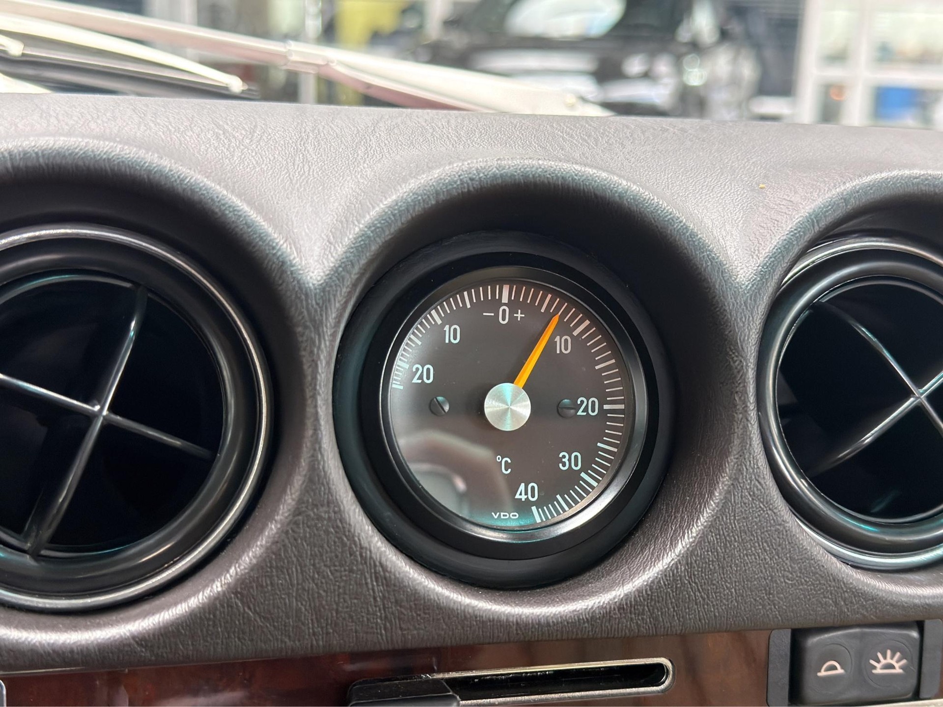 MERCEDES-BENZ R107 Cabriolet 300 SL-image-19