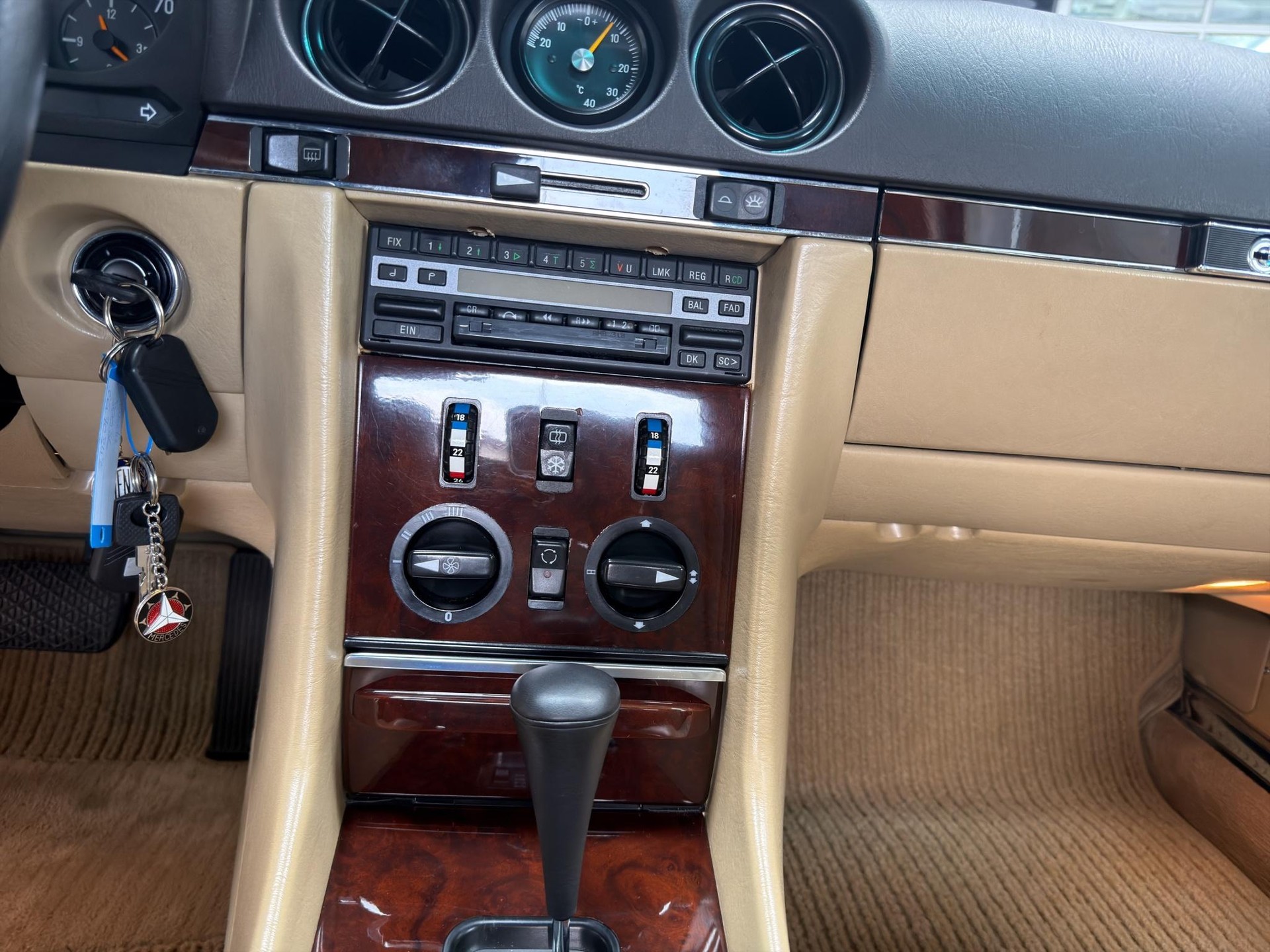 MERCEDES-BENZ R107 Cabriolet 300 SL-image-13