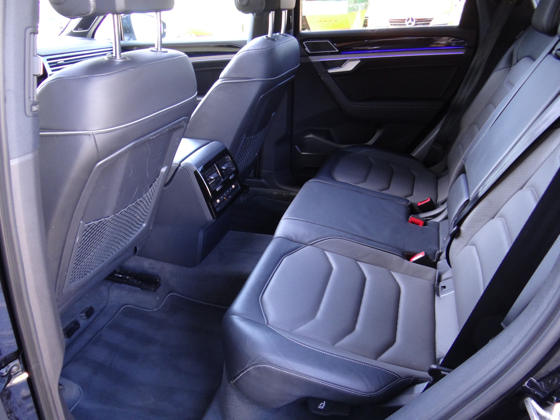 VW Touareg 3.0 TDI R Line Tiptronic-image-14
