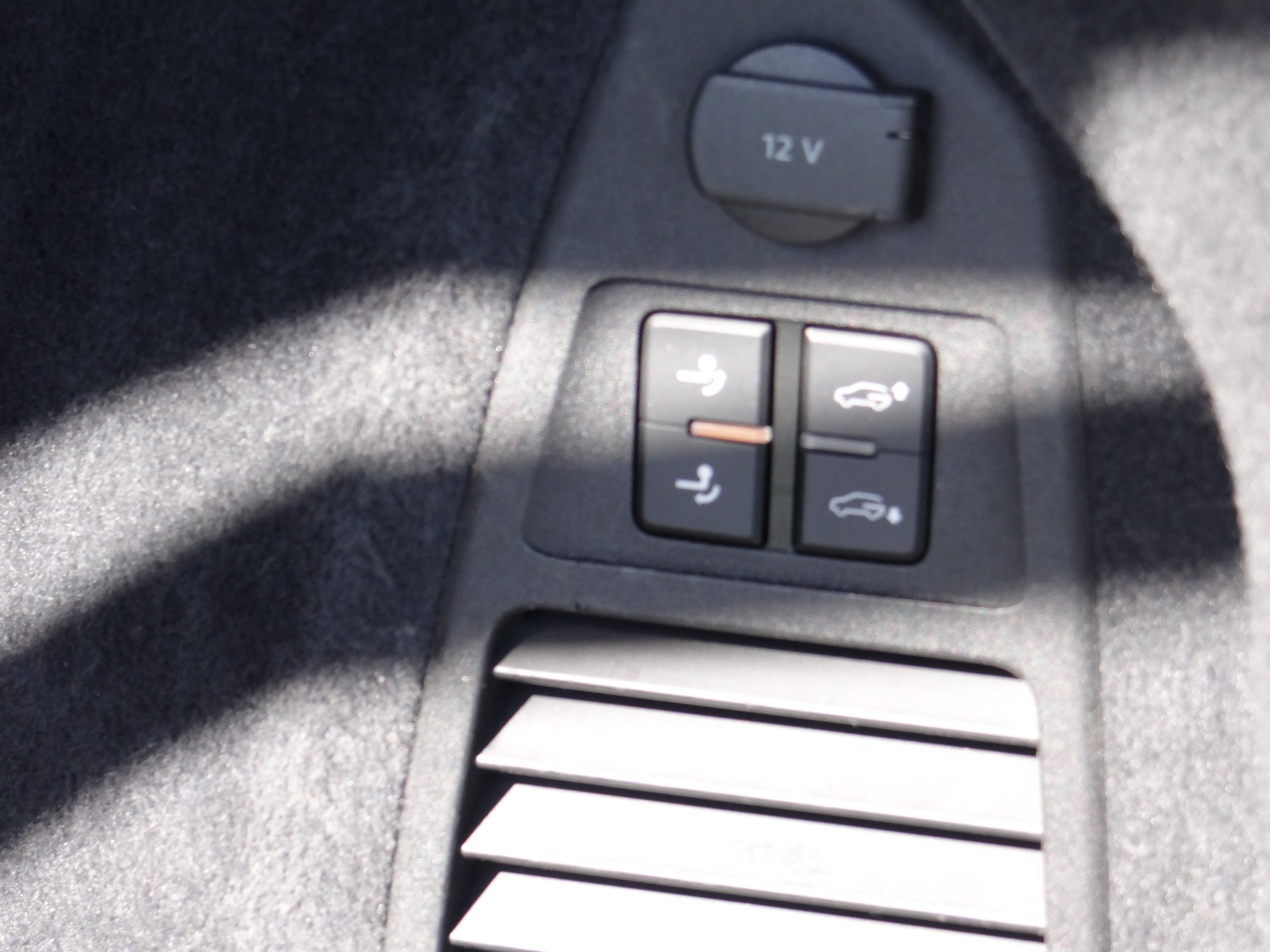 VW Touareg 3.0 TDI R Line Tiptronic-image-16