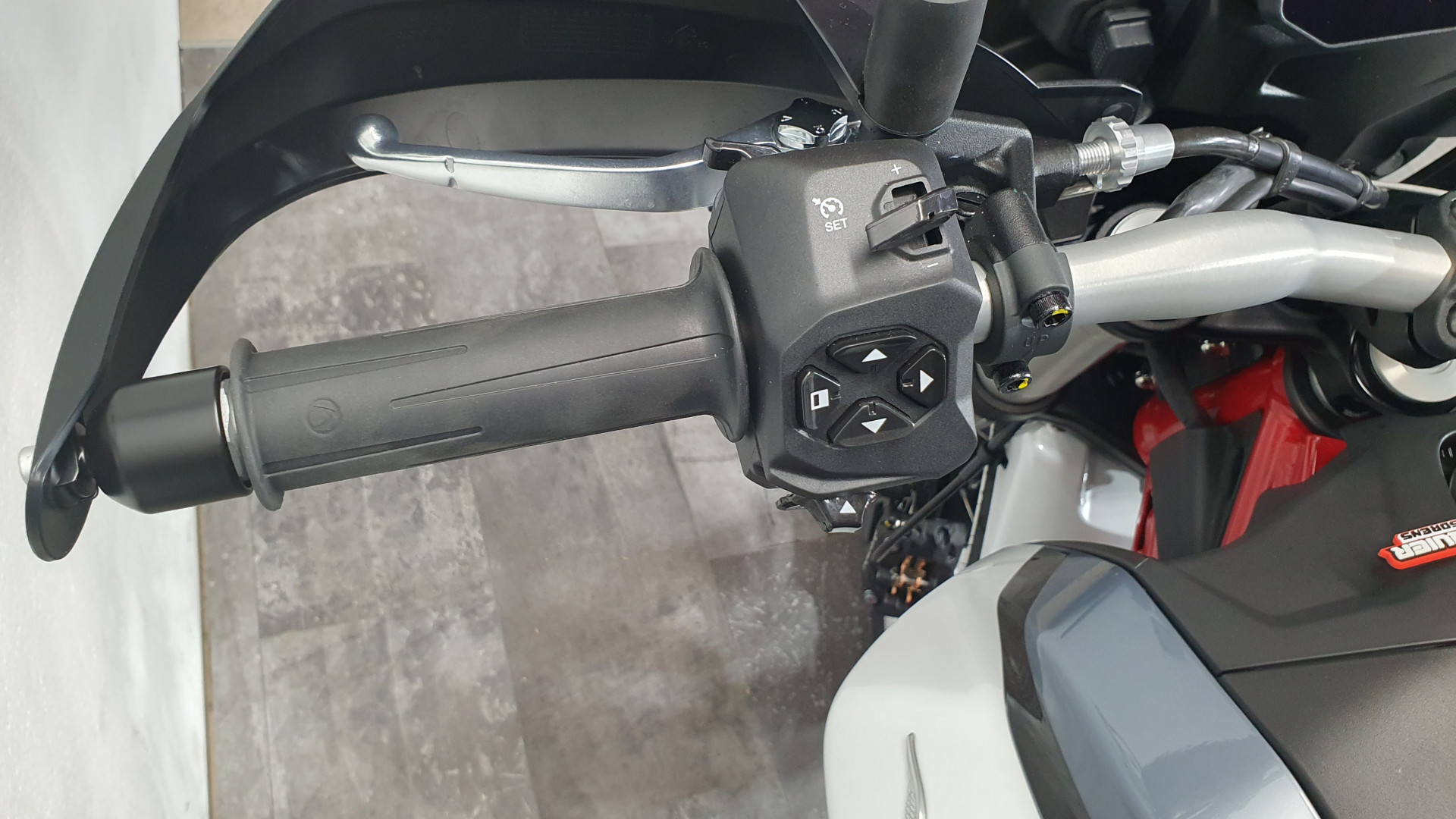 MOTO GUZZI V85 TT-image-8