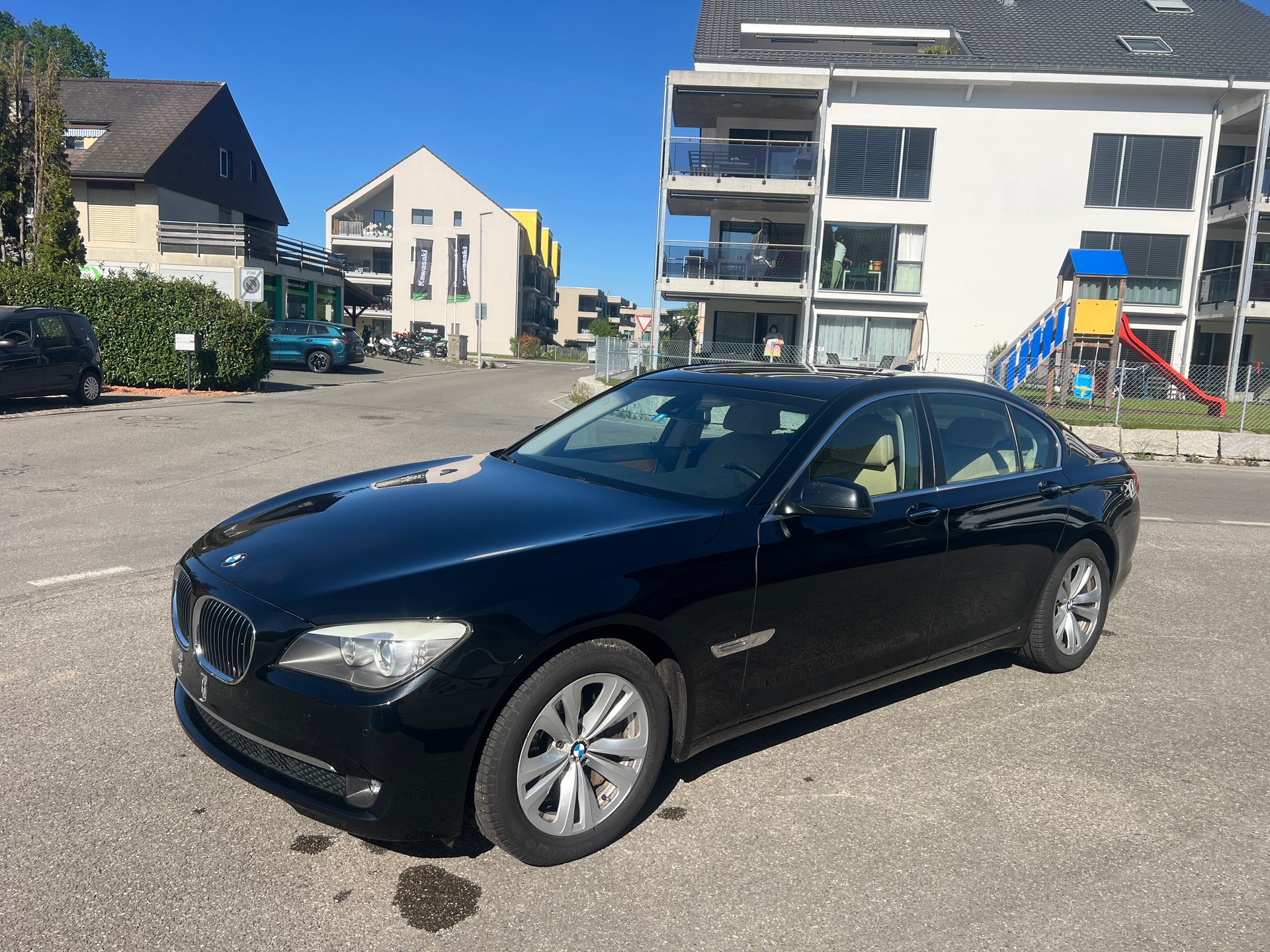 BMW 750i-showroom-element-2