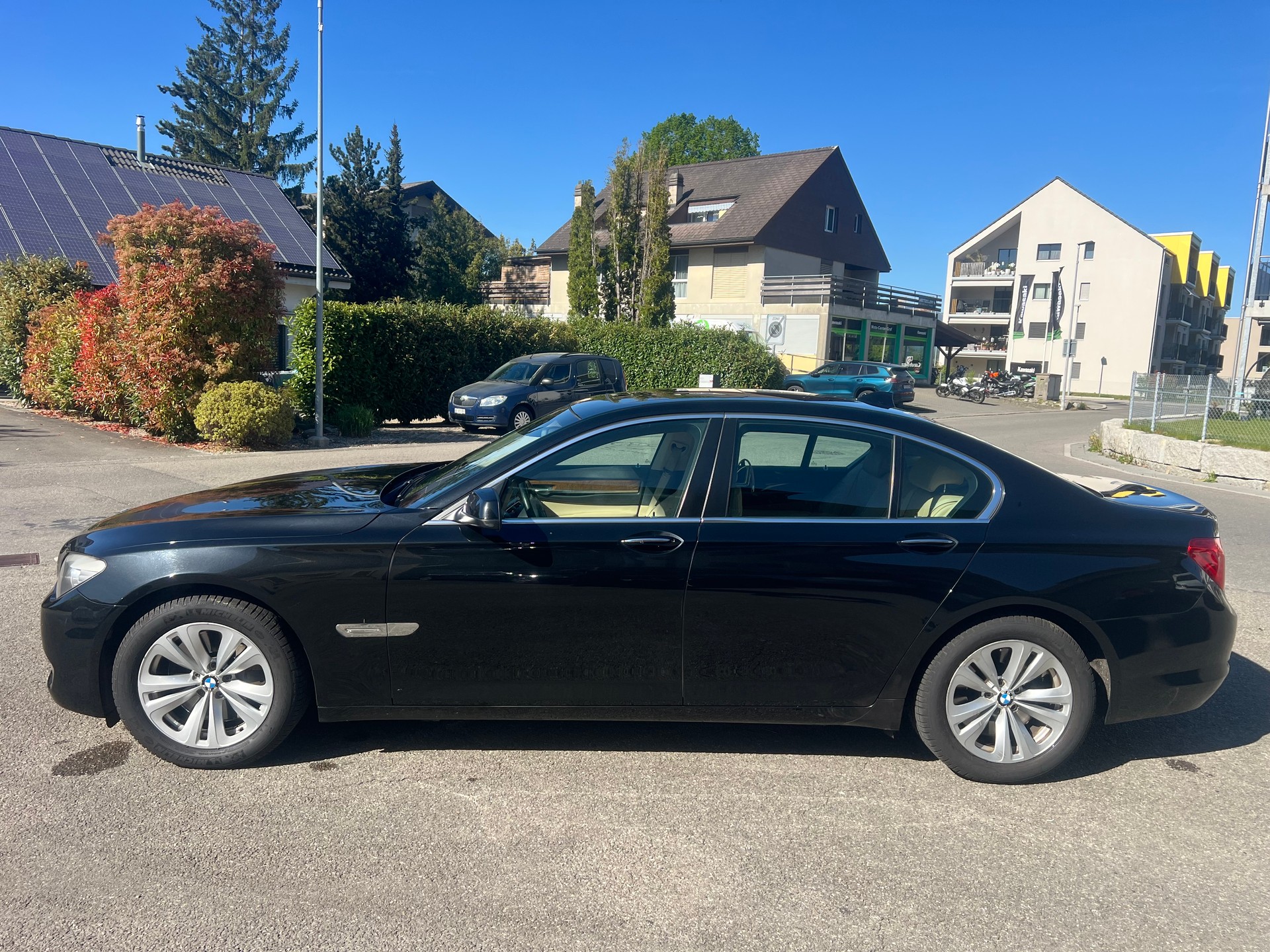 BMW 750i-showroom-element-3