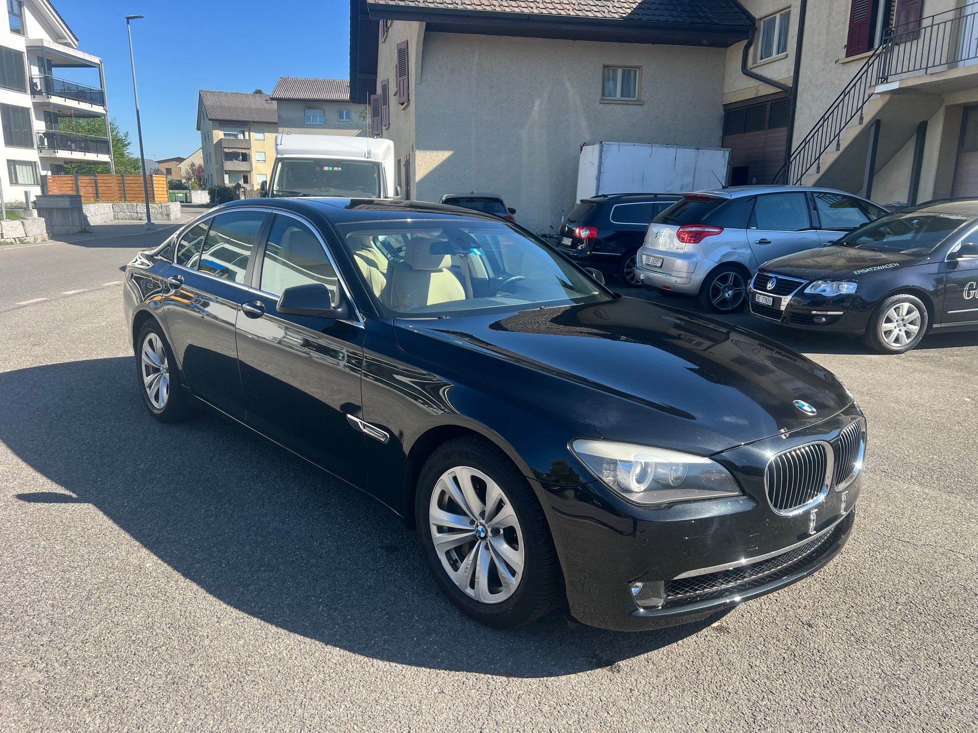 BMW 750i-showroom-element-1
