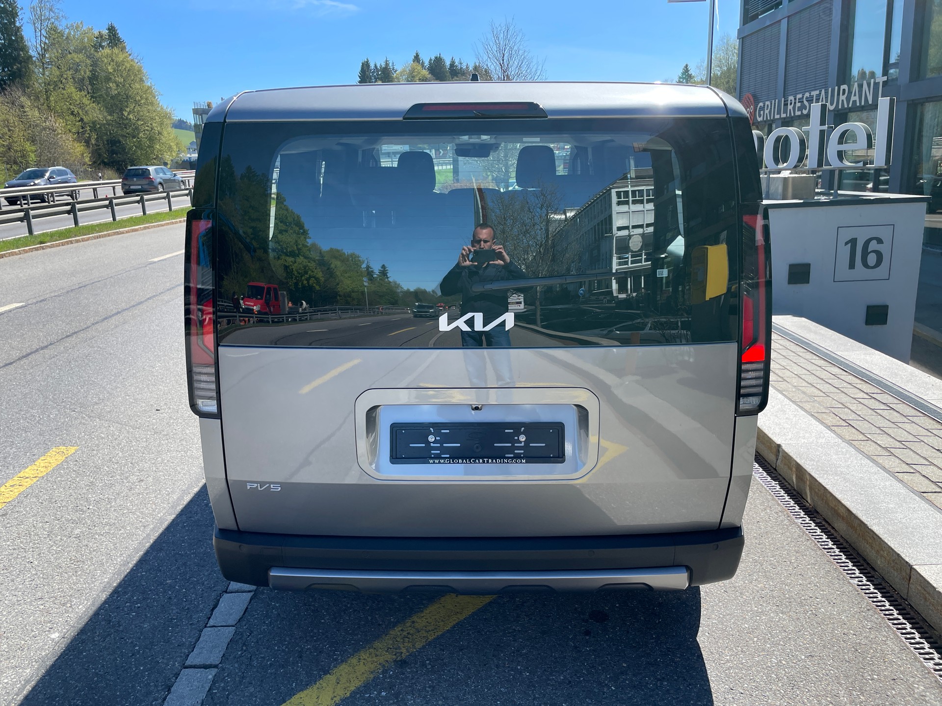 KIA PV5 71.2 kWh Plus-image-5