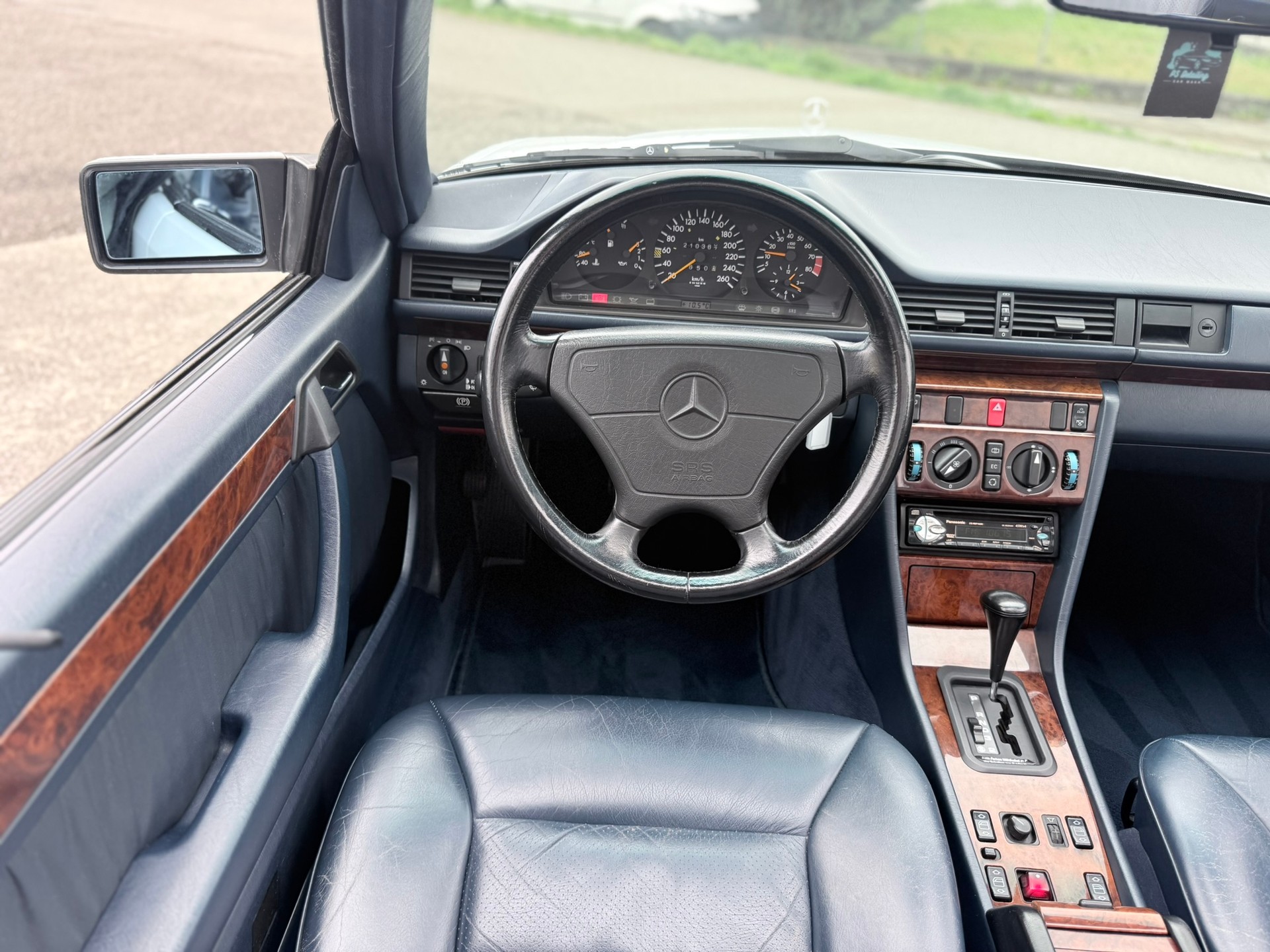 MERCEDES-BENZ 300 CE-24 Cabrio-image-9