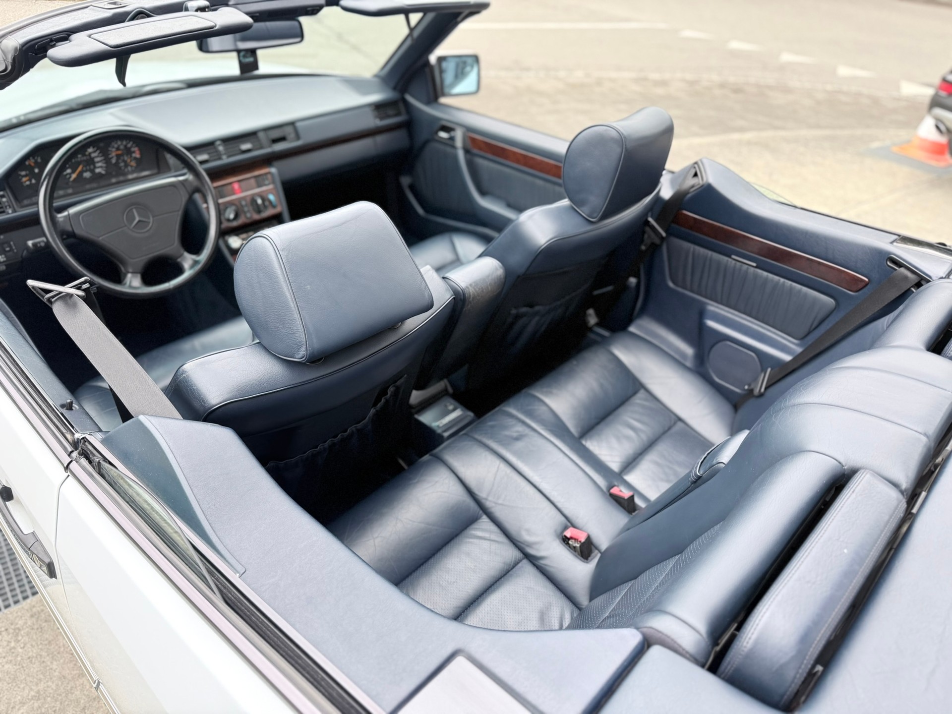 MERCEDES-BENZ 300 CE-24 Cabrio-image-12