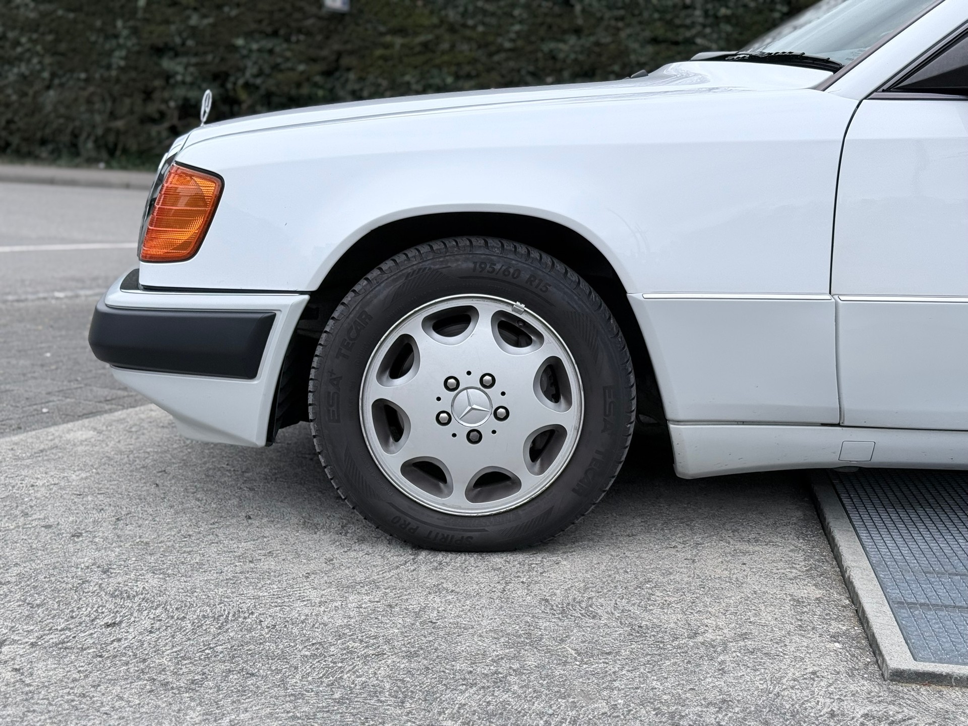 MERCEDES-BENZ 300 CE-24 Cabrio-image-8