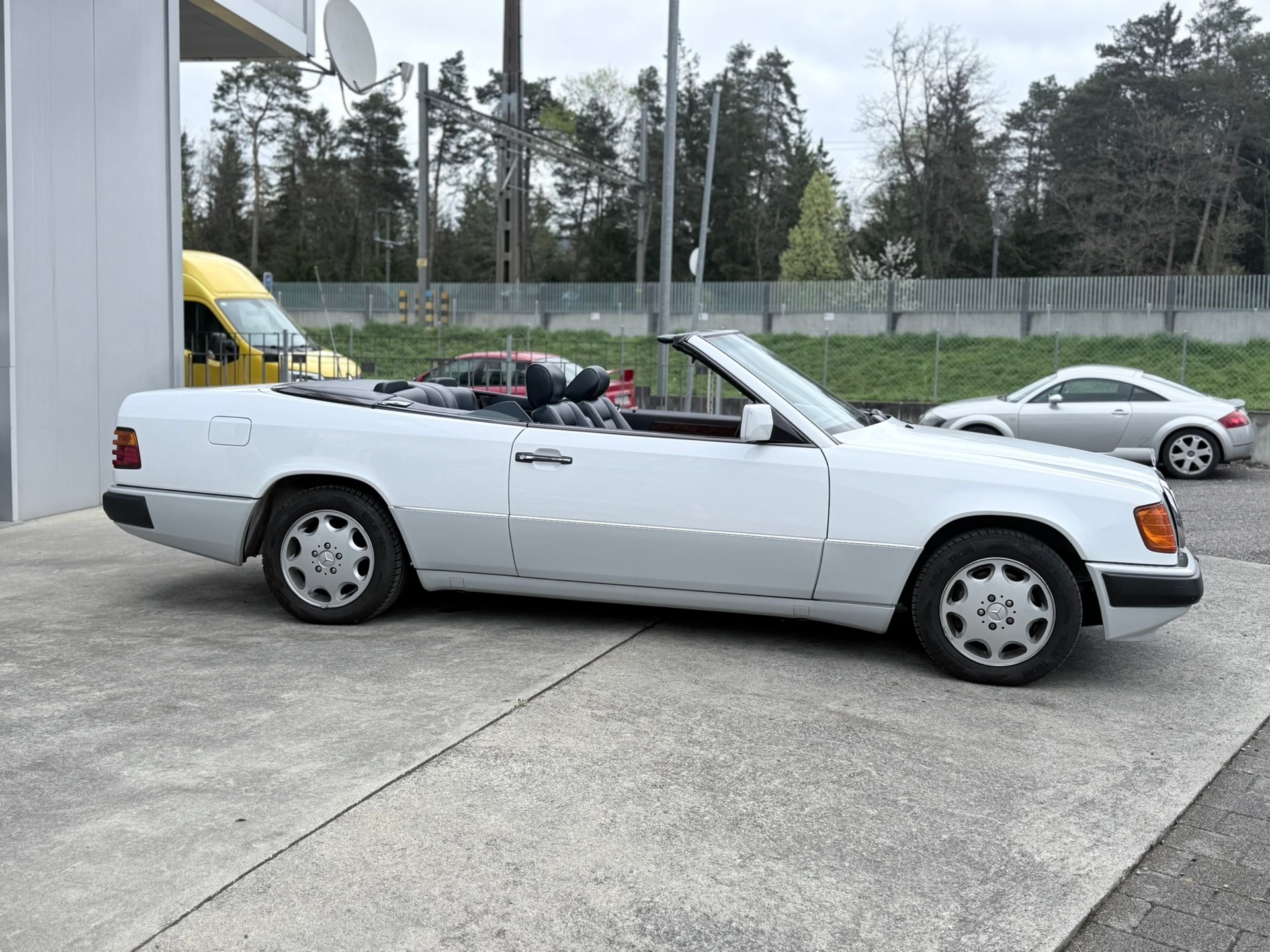 MERCEDES-BENZ 300 CE-24 Cabrio-showroom-element-3