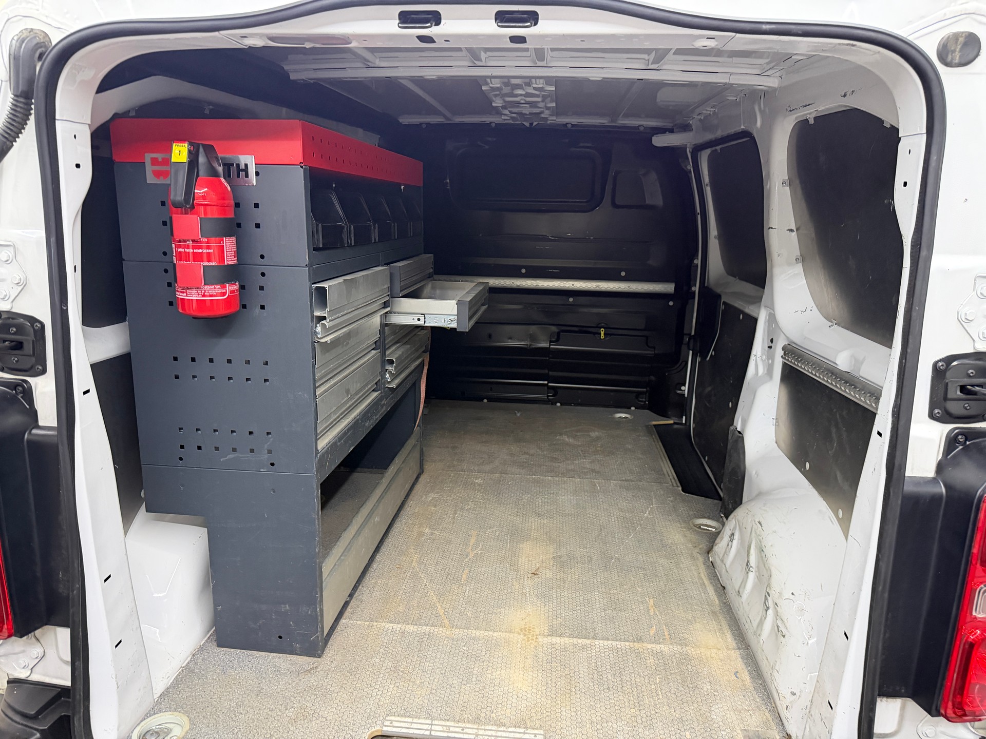 PEUGEOT Expert 1.5 BlueHDi 100 S&S Allure Standard-image-9