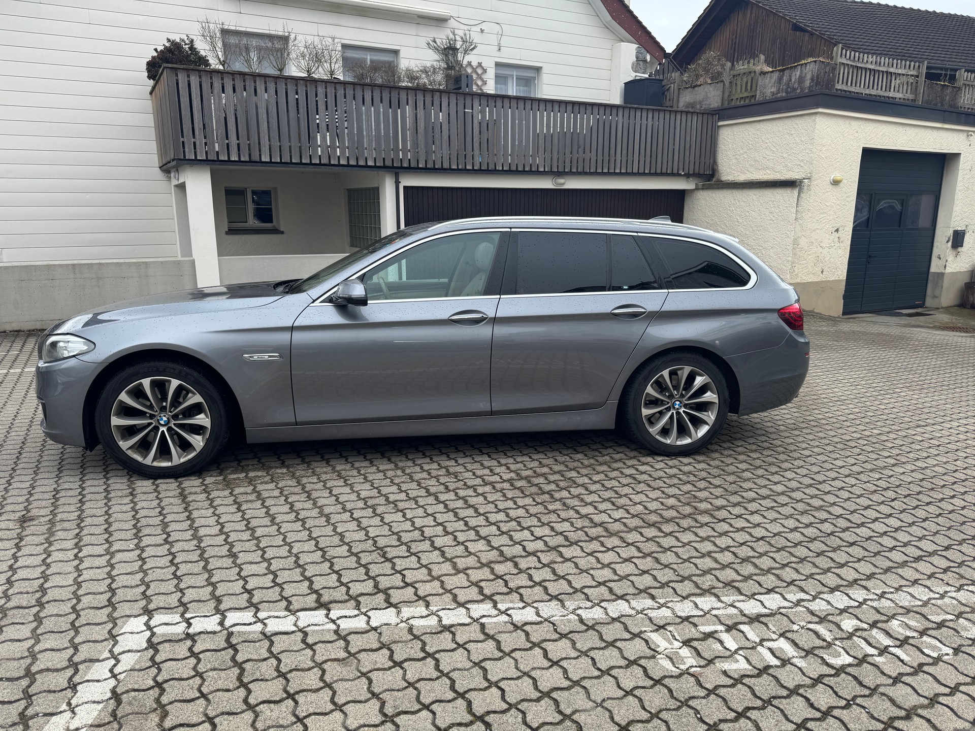 BMW 530d Touring xDrive Modern Line Steptronic-image-1