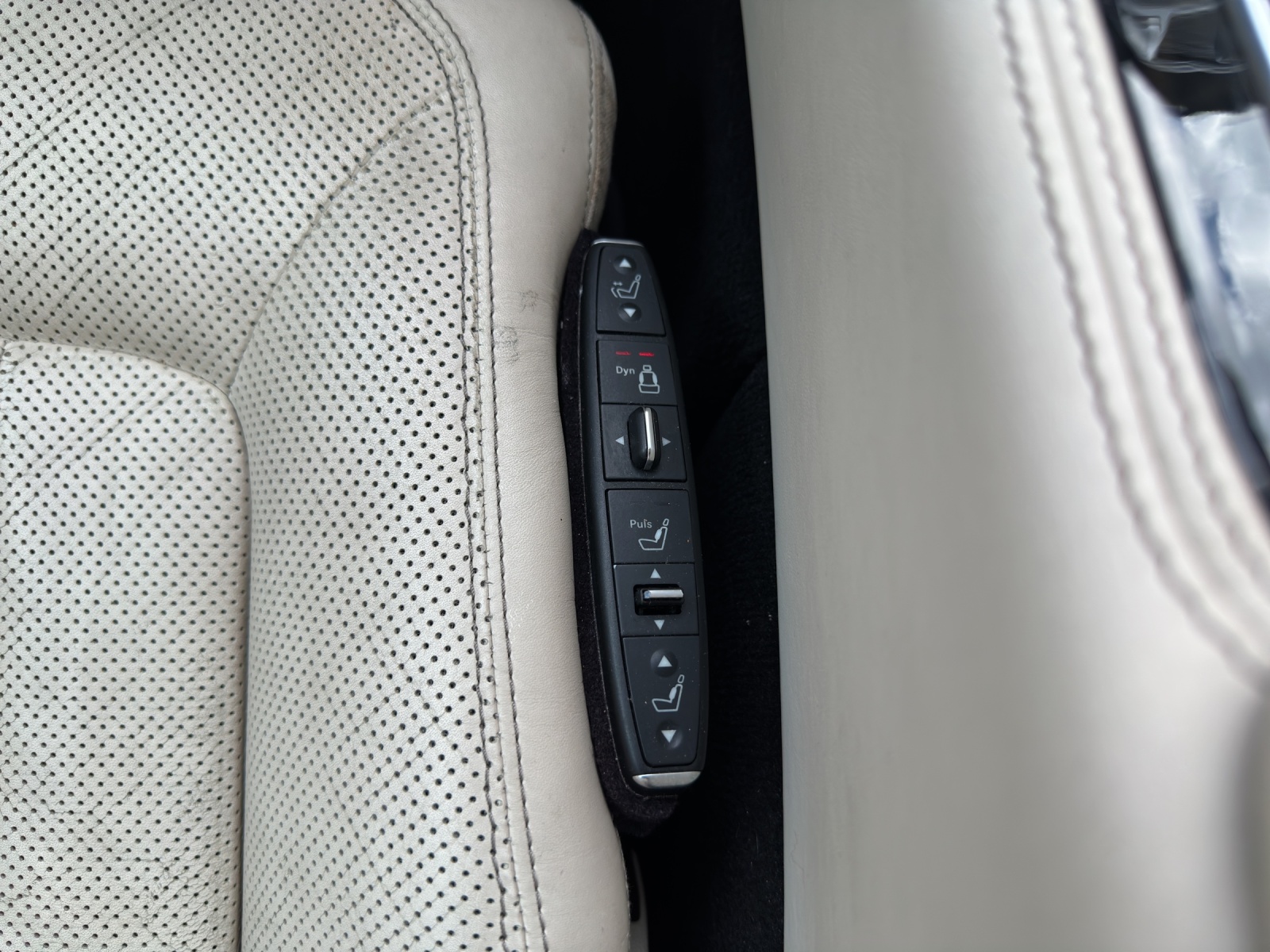 MERCEDES-BENZ CLS 500 4Matic 7G-Tronic-image-19
