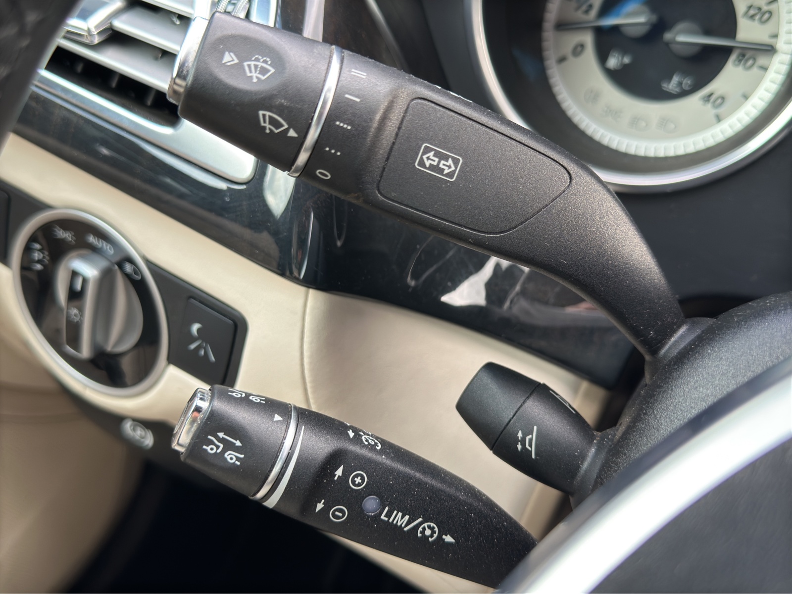 MERCEDES-BENZ CLS 500 4Matic 7G-Tronic-image-24