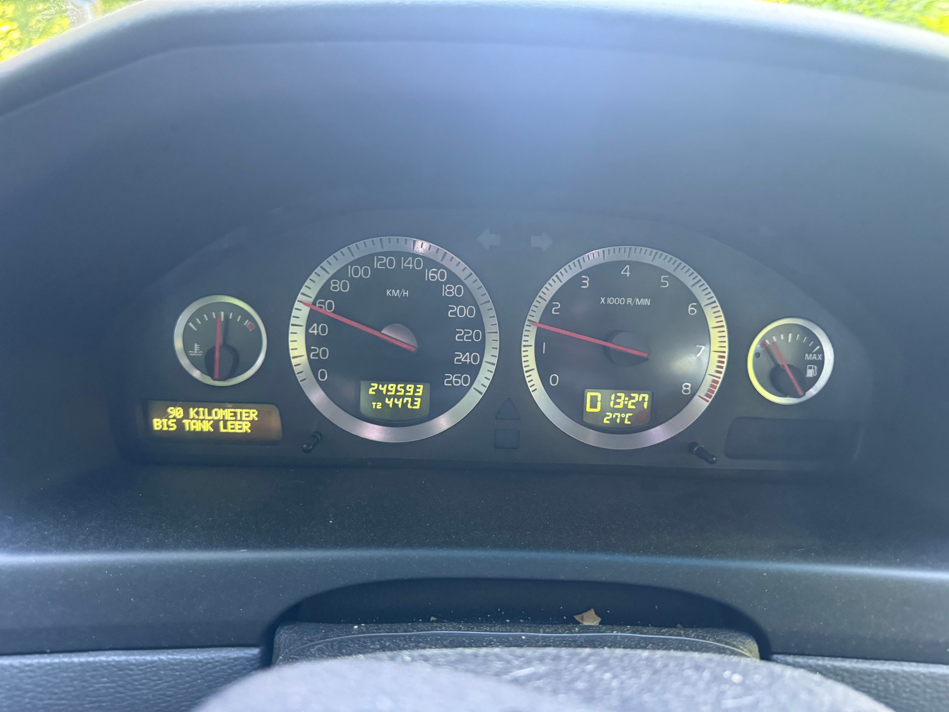 VOLVO XC70 2.5T AWD Momentum-image-1