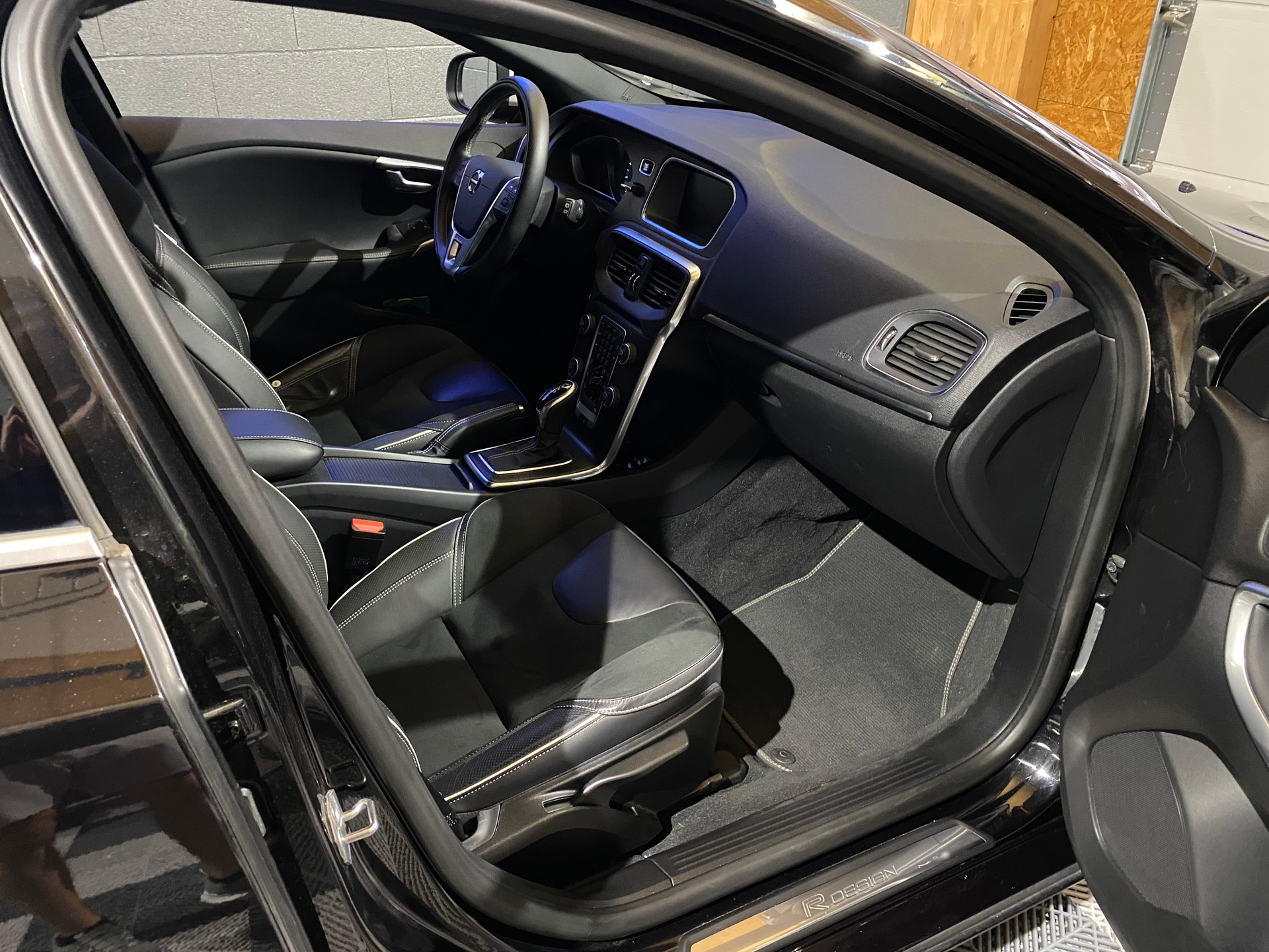VOLVO V40 T3 R-Design-image-24