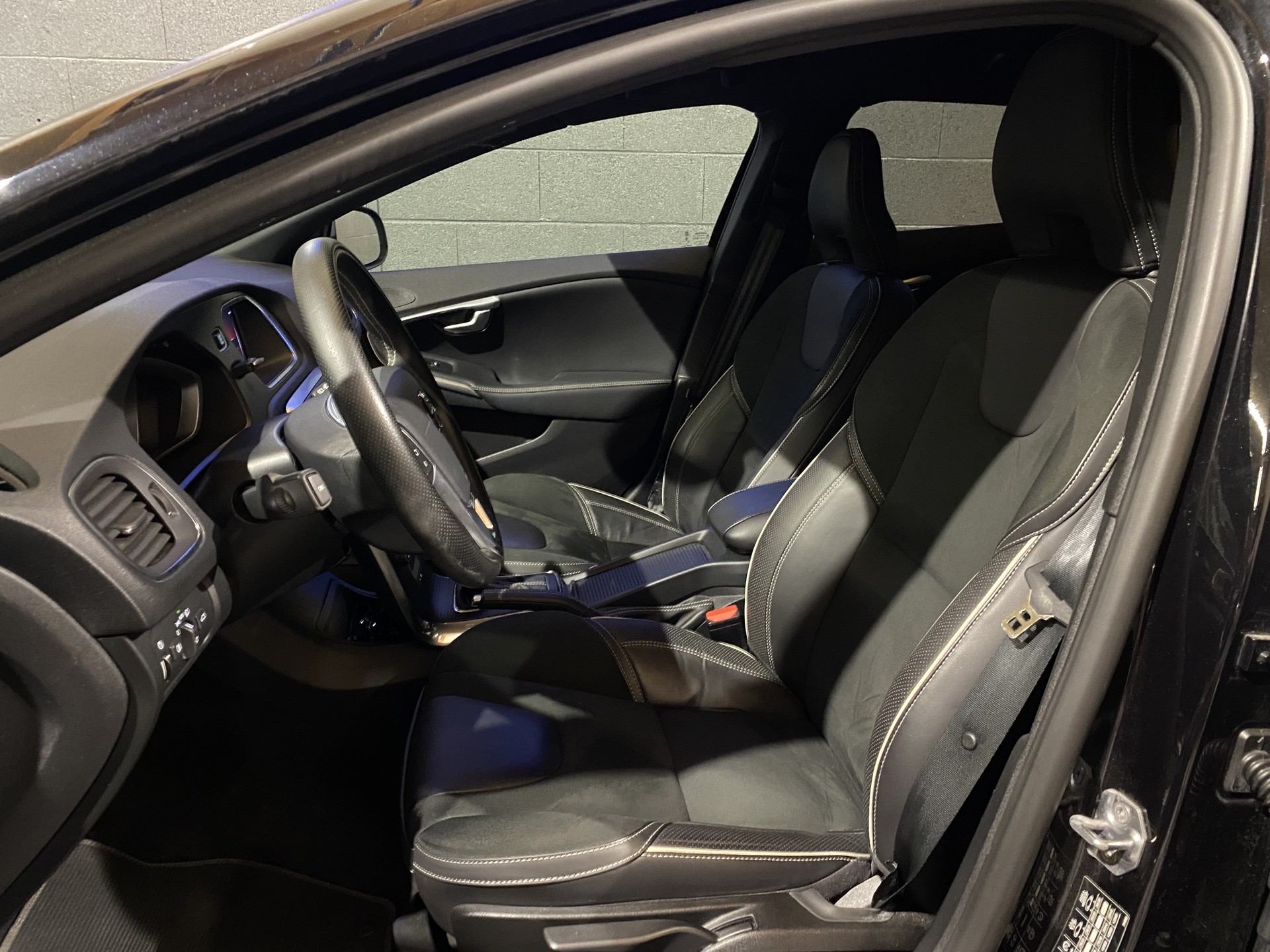 VOLVO V40 T3 R-Design-image-19
