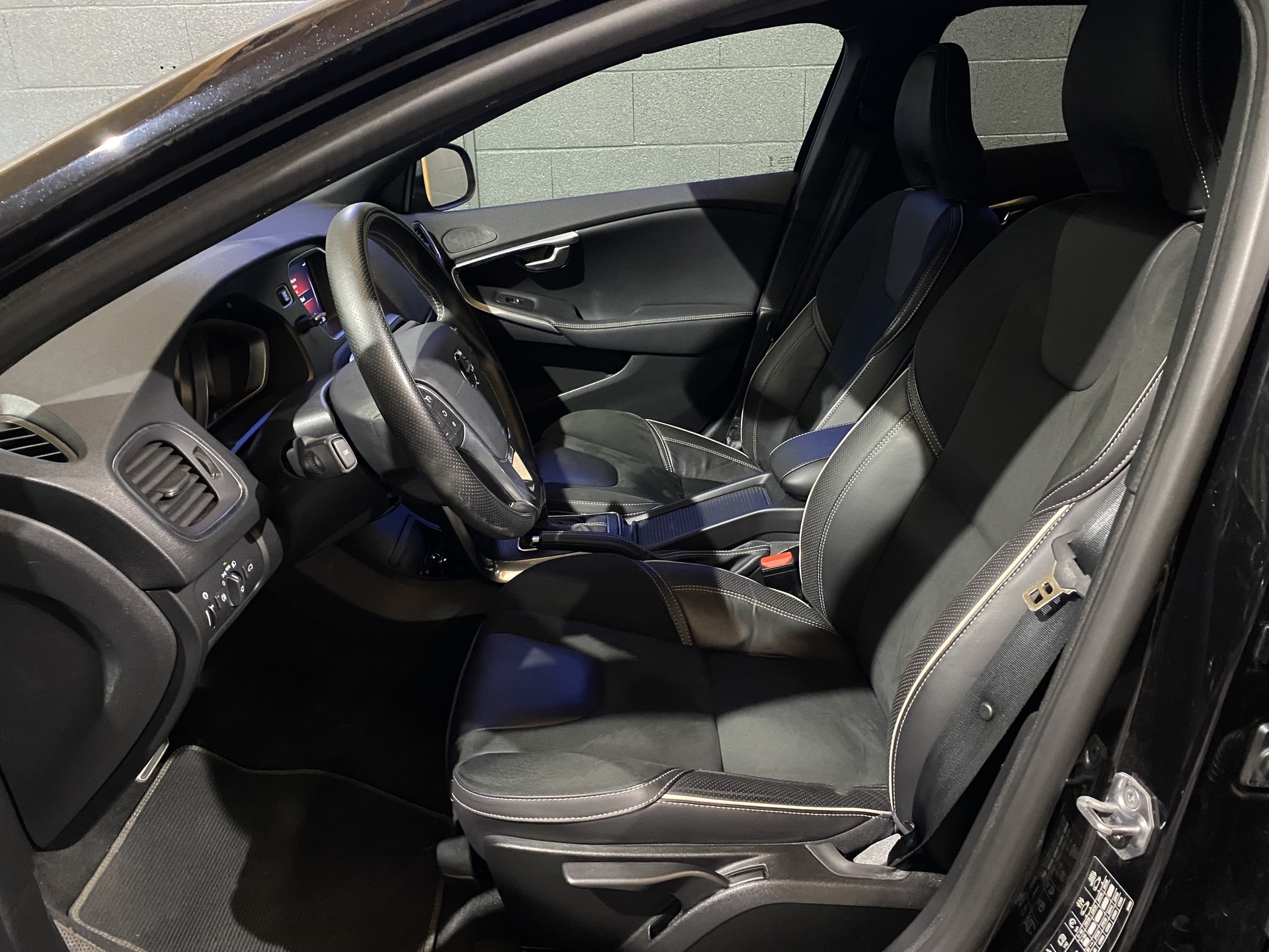 VOLVO V40 T3 R-Design-image-18