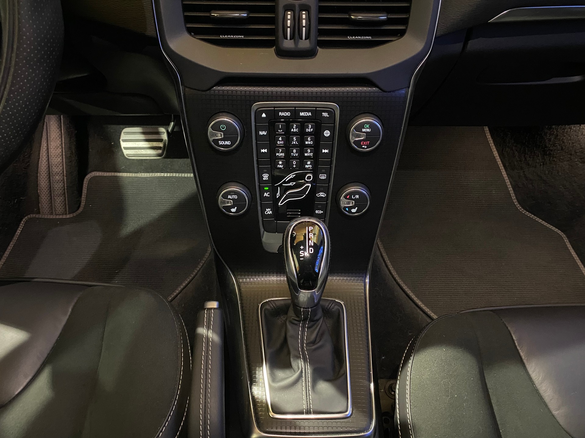 VOLVO V40 T3 R-Design-image-22