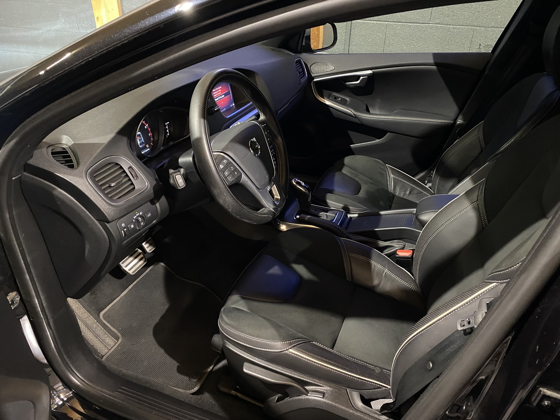 VOLVO V40 T3 R-Design-image-17