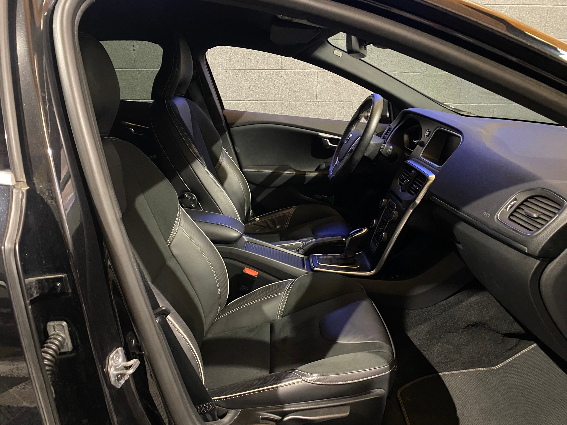 VOLVO V40 T3 R-Design-image-25